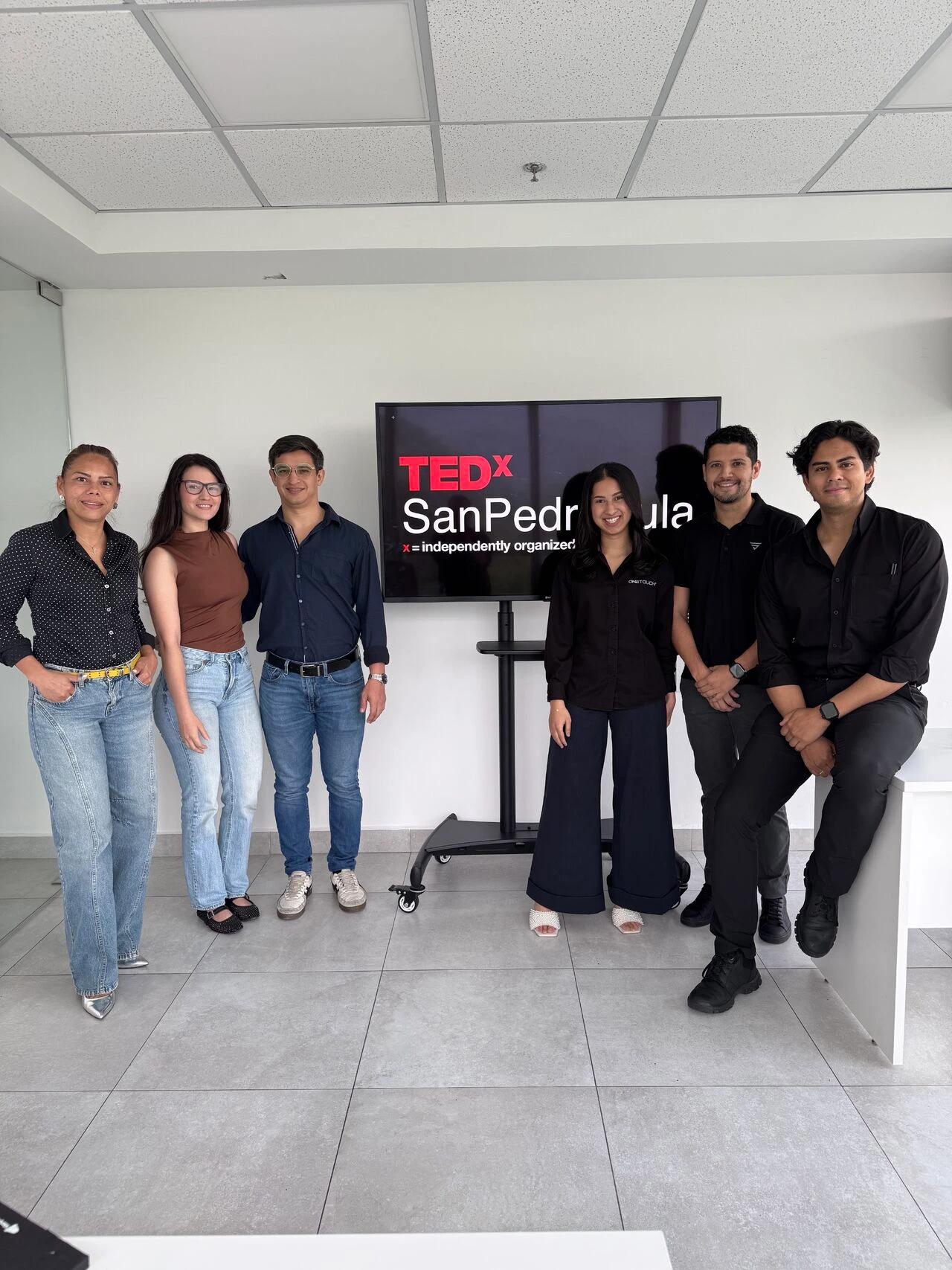 The Onetouch and TEDxSanPedroSula teams together presenting the project