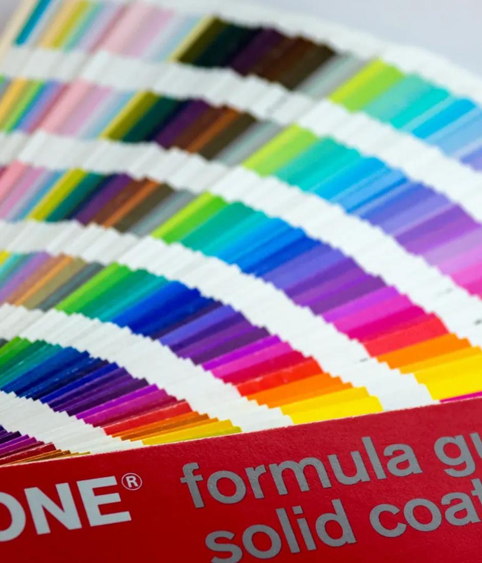 Una cuadrícula de muestras de color impresas, colocadas una junto a otra; cada una es un valor fijo.