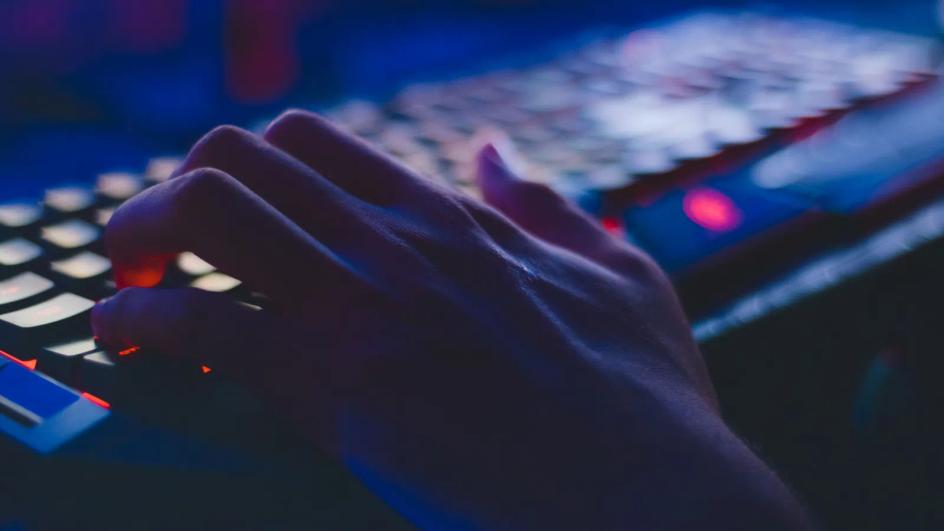 Hands on a laptop keyboard, the only input device used to walk an e-commerce checkout end to end during an accessibility pass