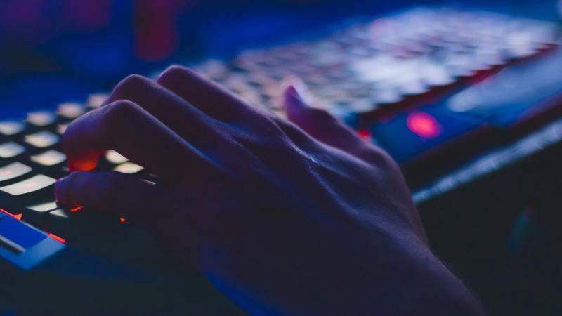 Manos sobre el teclado de un portátil, el único dispositivo usado para recorrer un checkout completo en una revisión de accesibilidad