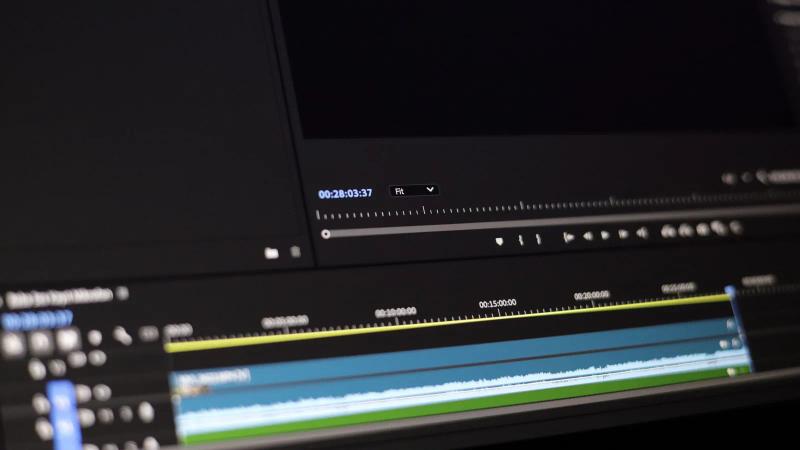 Primer plano de una línea de tiempo de edición en pantalla, con clips y fotogramas clave sobre una regla temporal.