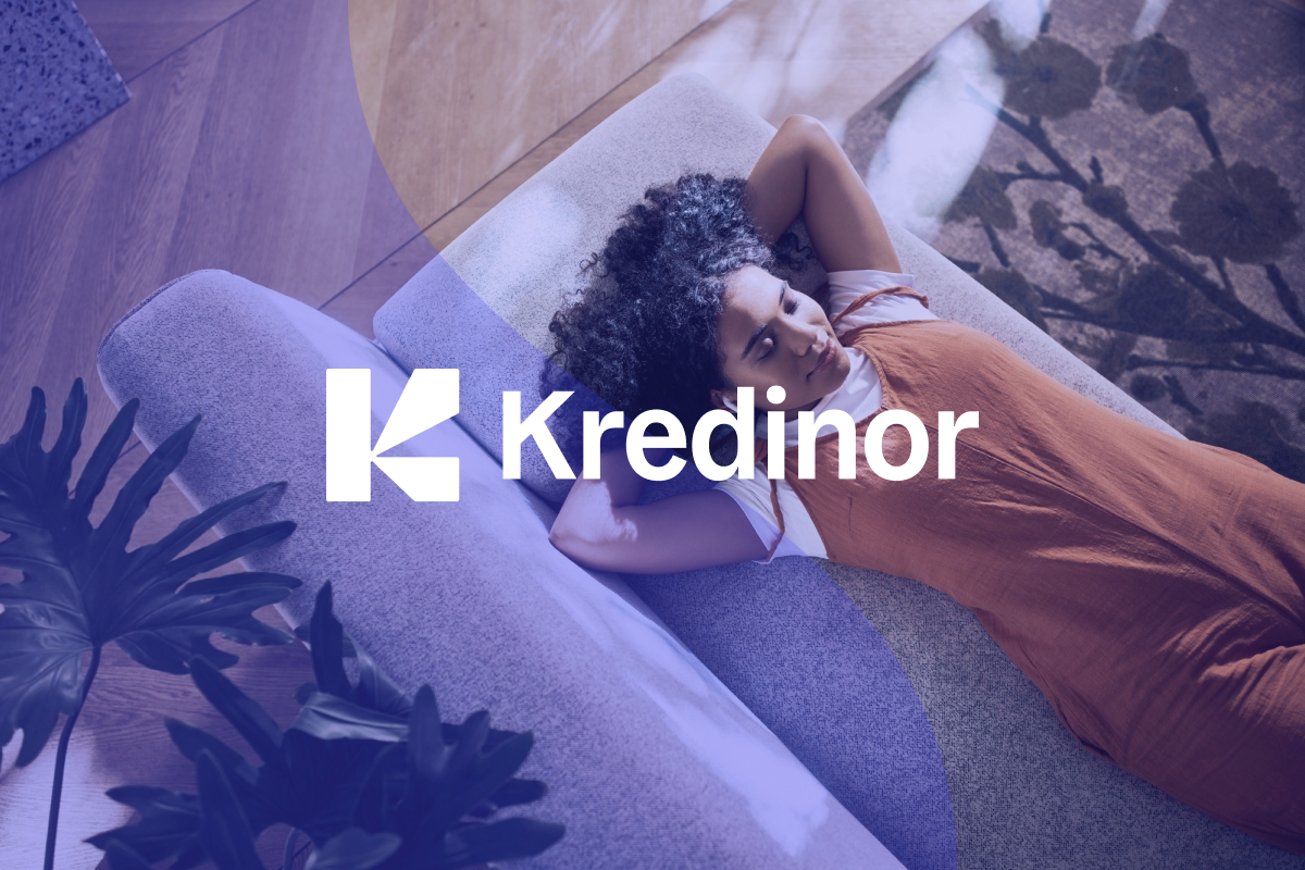 Relaxed woman on a sofa, with a purple overlay and a white Kredinor logo