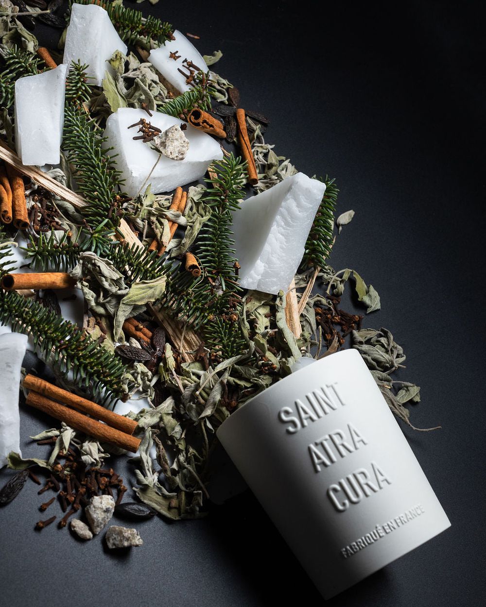 Saint Atra Cura Grande Bougie Bois de Cèdre Élémi in matt white ceramic vessel, handcrafted candle Haute-Savoie