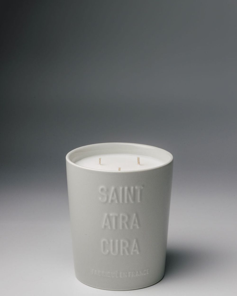 Saint Atra Cura Grande Bougie Bois de Cèdre Élémi full gloss ceramic candle, luxury home fragrance French Alps