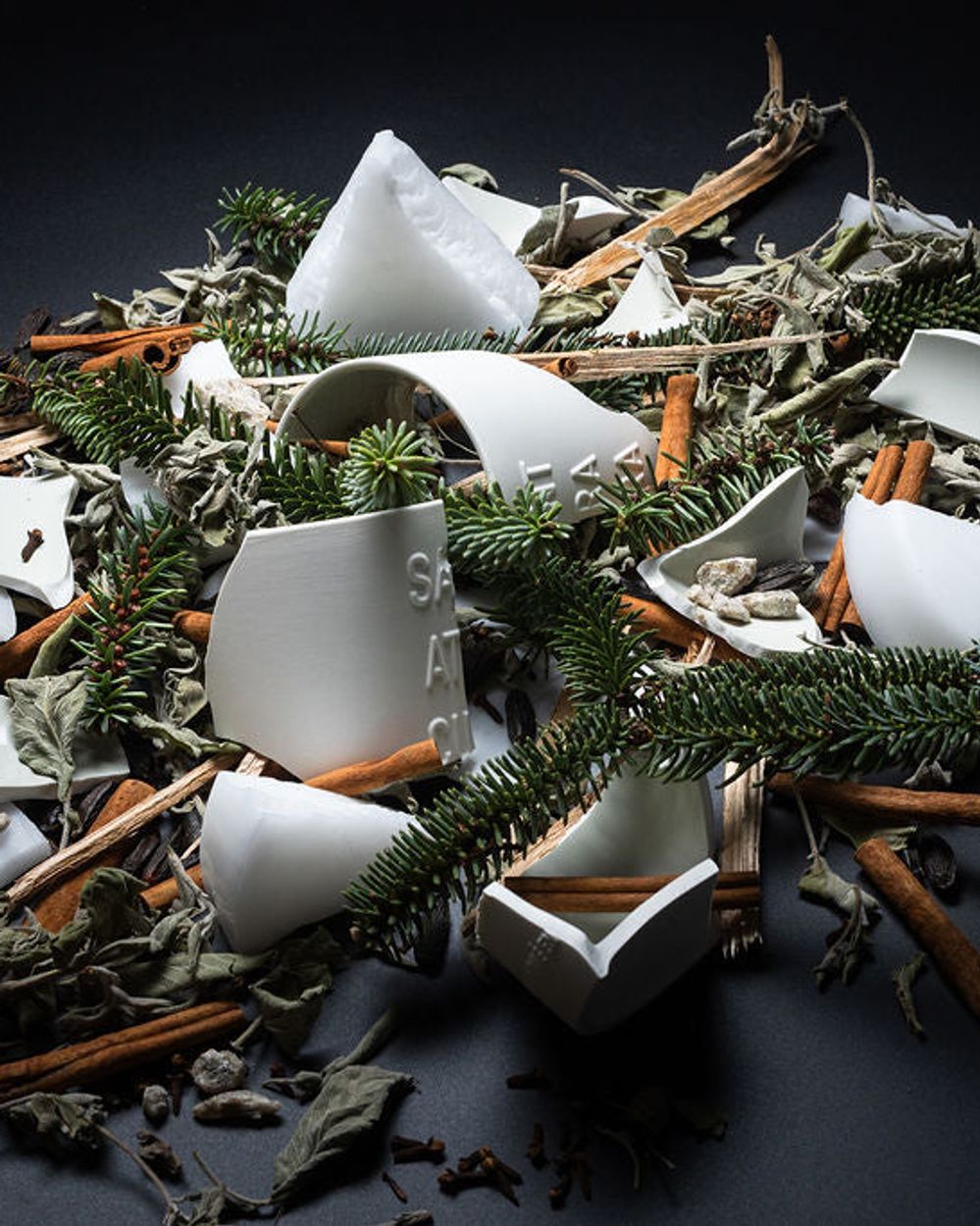 Saint Atra Cura Grande Bougie Bois de Cèdre Élémi in matt white ceramic vessel, handcrafted candle Haute-Savoie
