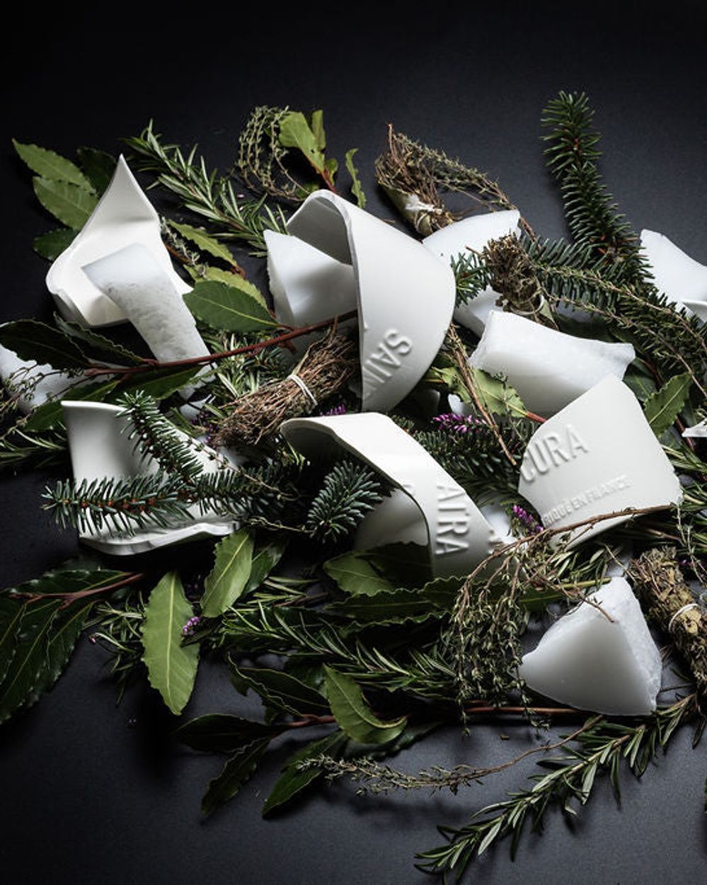Saint Atra Cura Grande Bougie Cannabis Laurier full gloss ceramic candle, handcrafted luxury fragrance French Alps