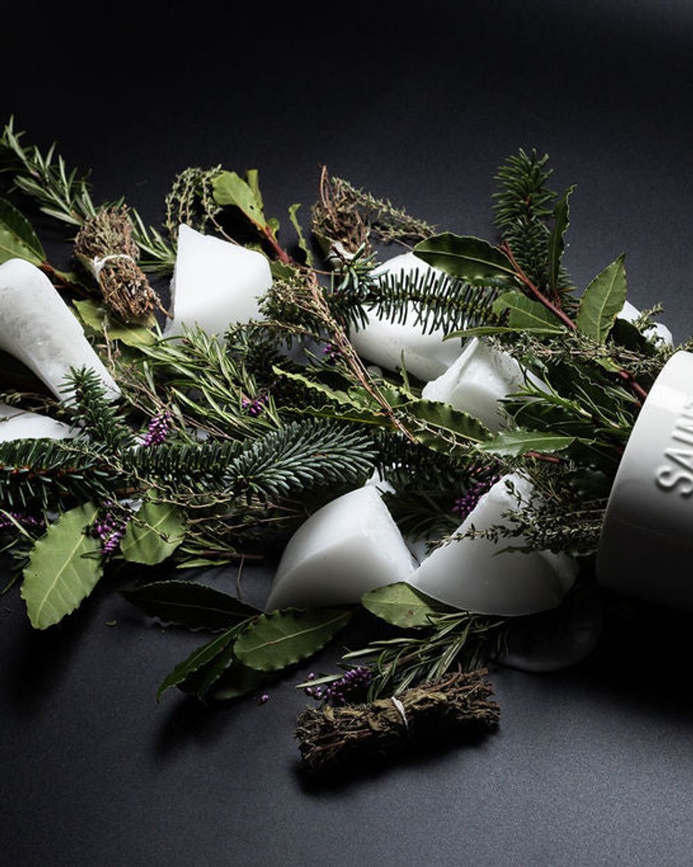 Saint Atra Cura Grande Bougie Cannabis Laurier full gloss ceramic candle, handcrafted luxury fragrance French Alps