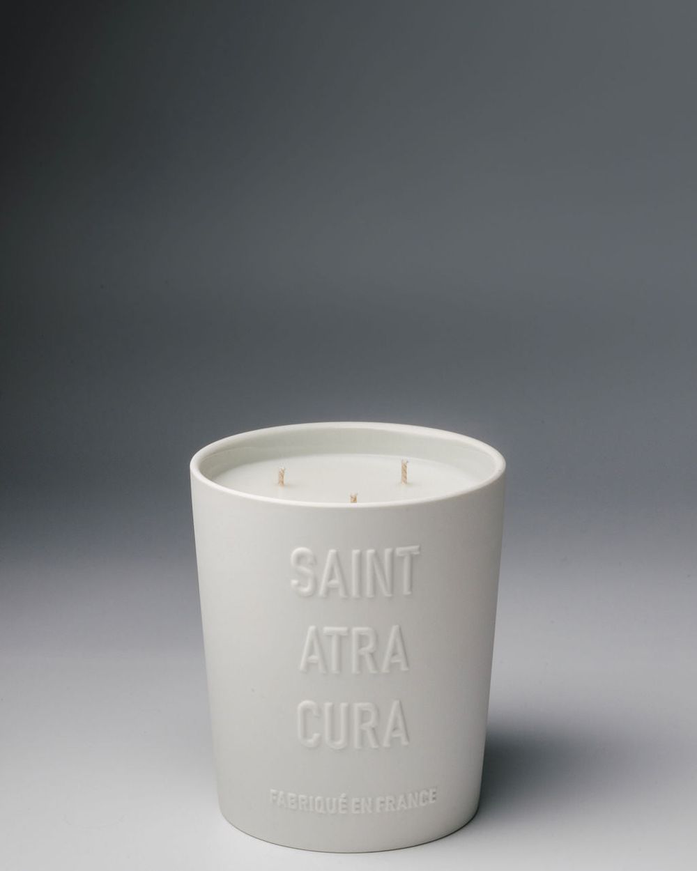 Saint Atra Cura Grande Bougie Bois de Cèdre Élémi in matt white ceramic vessel, handcrafted candle Haute-Savoie