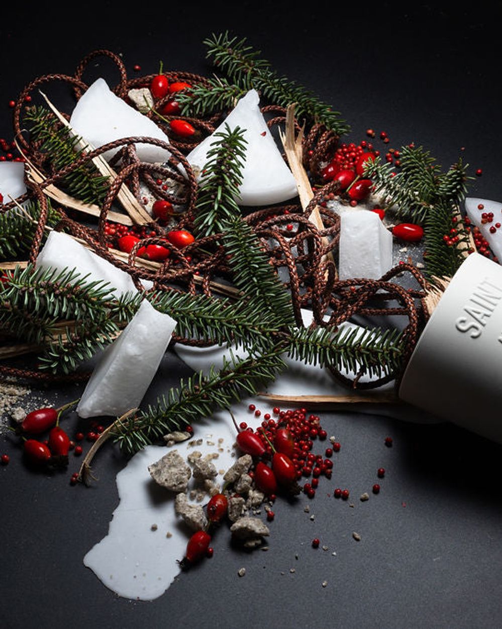 Saint Atra Cura Grande Bougie Cuir Poivre Rose matt white ceramic vessel, dark luxury candle Haute-Savoie