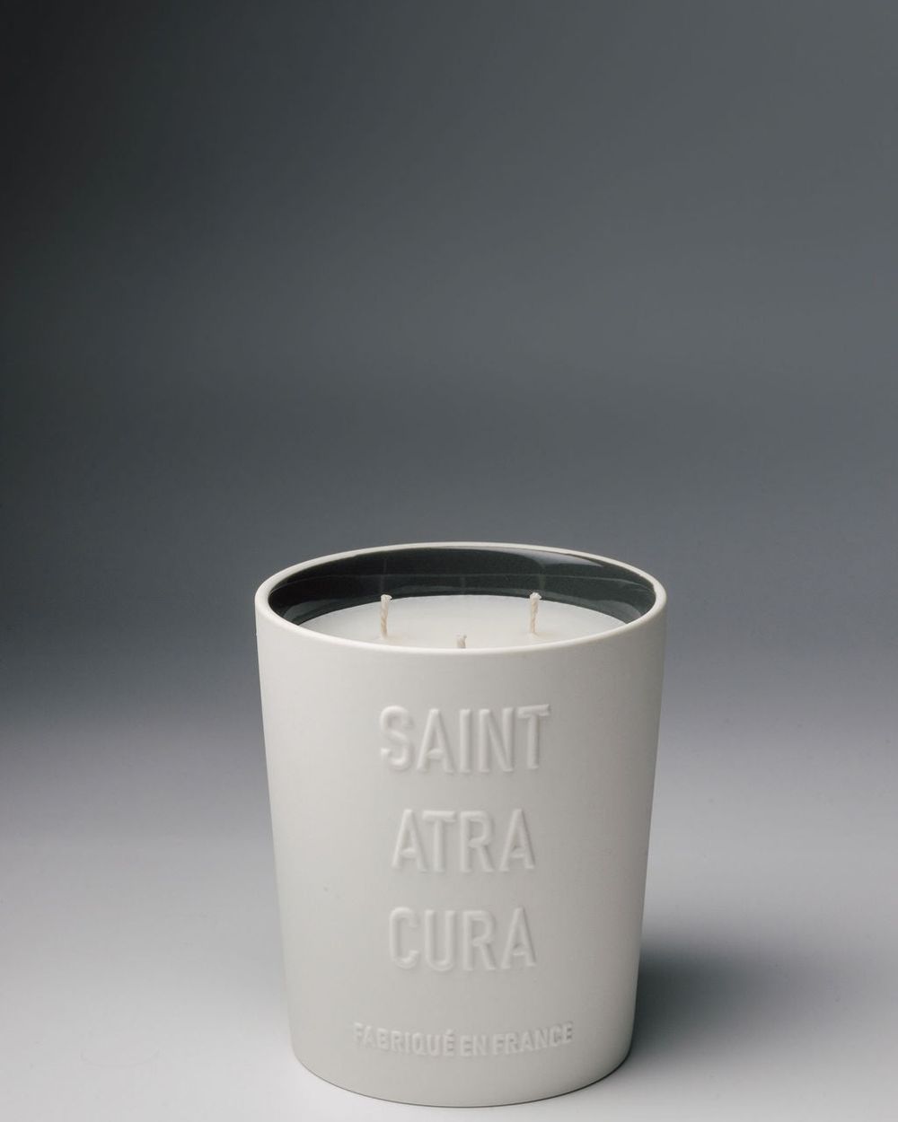 Saint Atra Cura Grande Bougie Cuir Poivre Rose matt white ceramic vessel, dark luxury candle Haute-Savoie