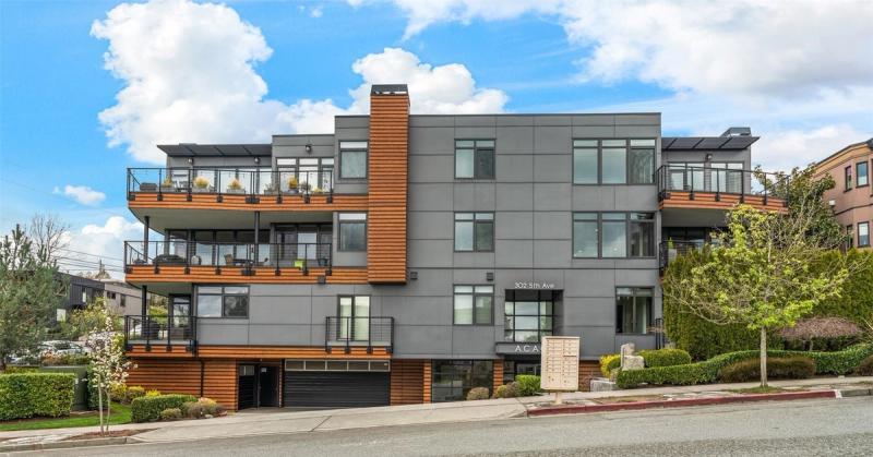 Kirkland Area Condominium