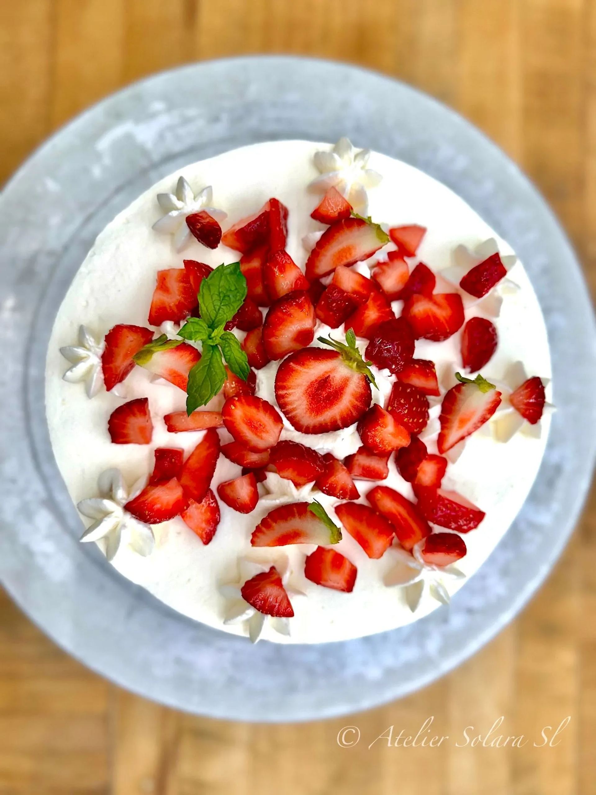 Shortcake aux fraises et à la crème, garni de fraises fraîches et de menthe