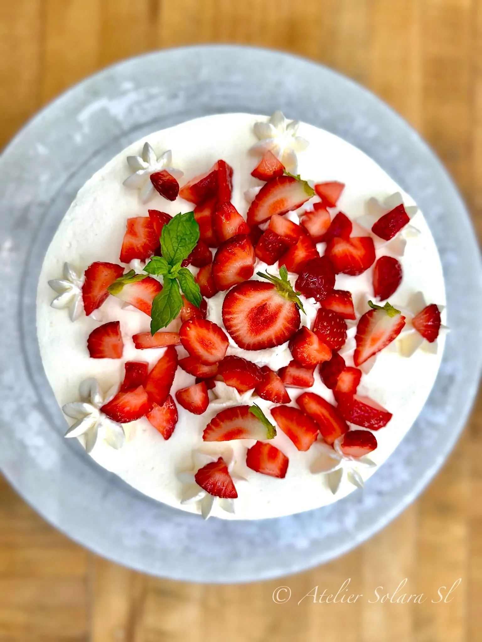 Shortcake aux fraises et à la crème, garni de fraises fraîches et de menthe
