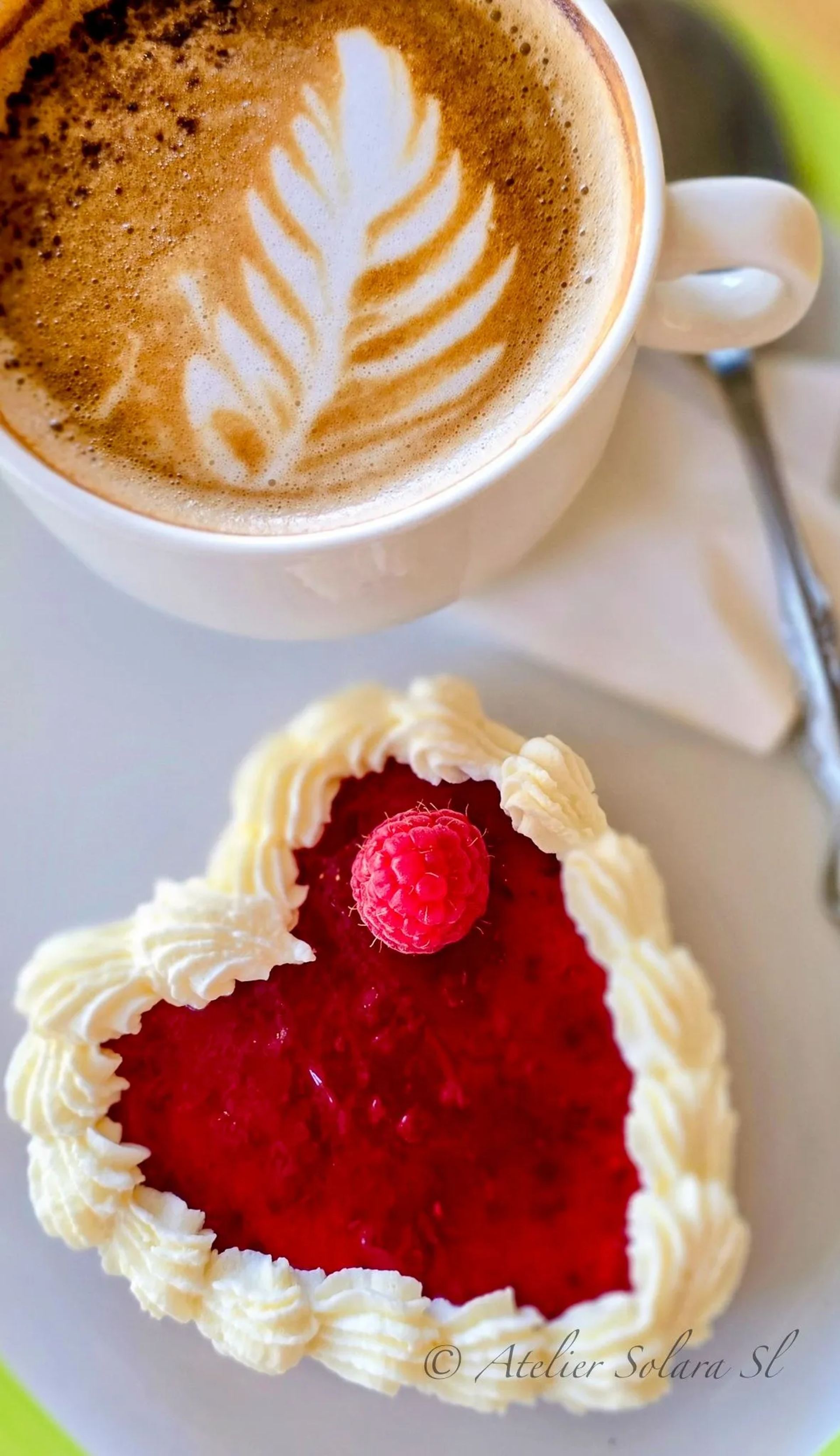 Tartelette en cœur à la framboise, avec un café latté