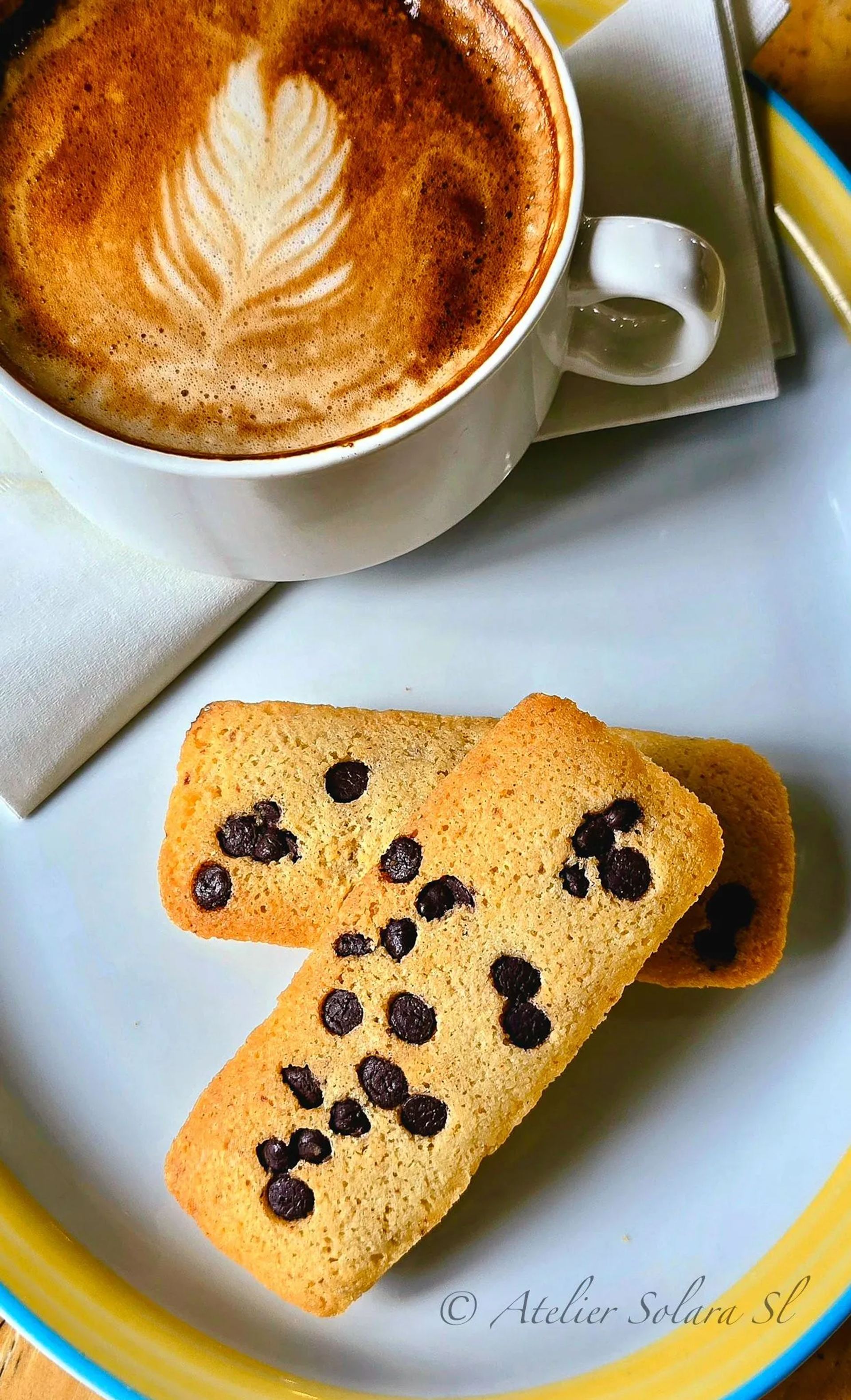 Financiers aux pépites de chocolat, avec un café latté