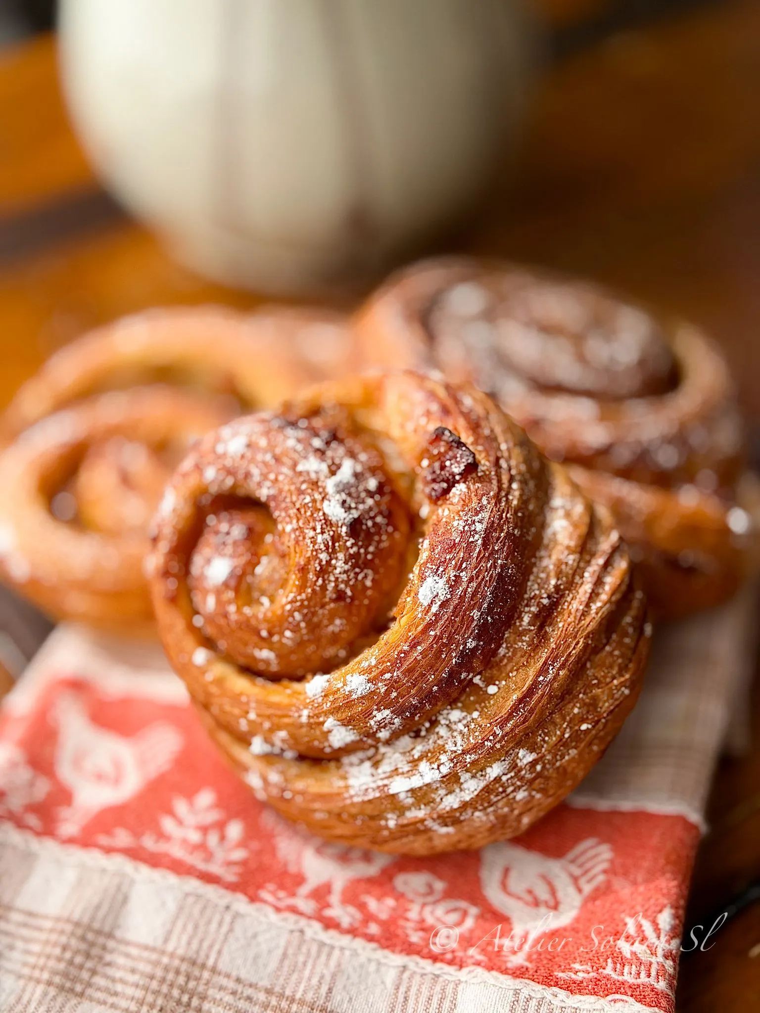 Brioche pomme et cannelle saupoudrée de sucre
