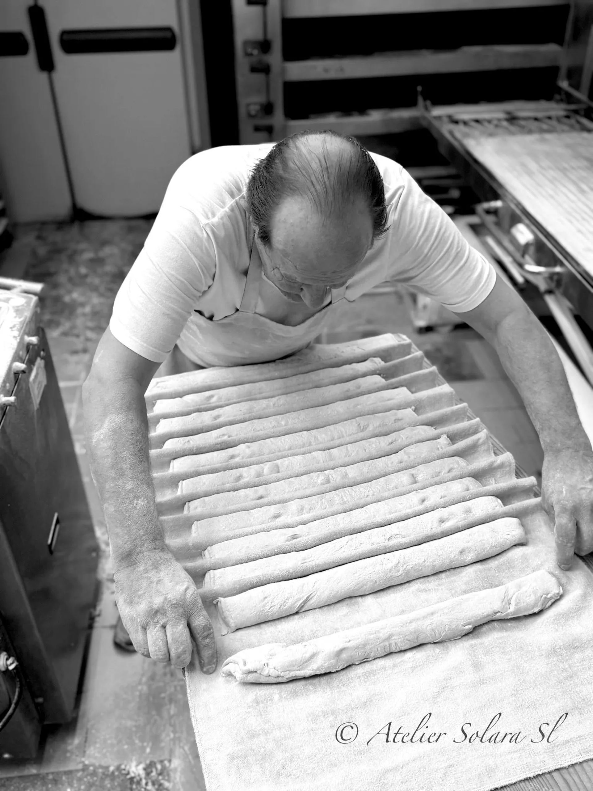 Thierry Goupil façonne des baguettes, en noir et blanc
