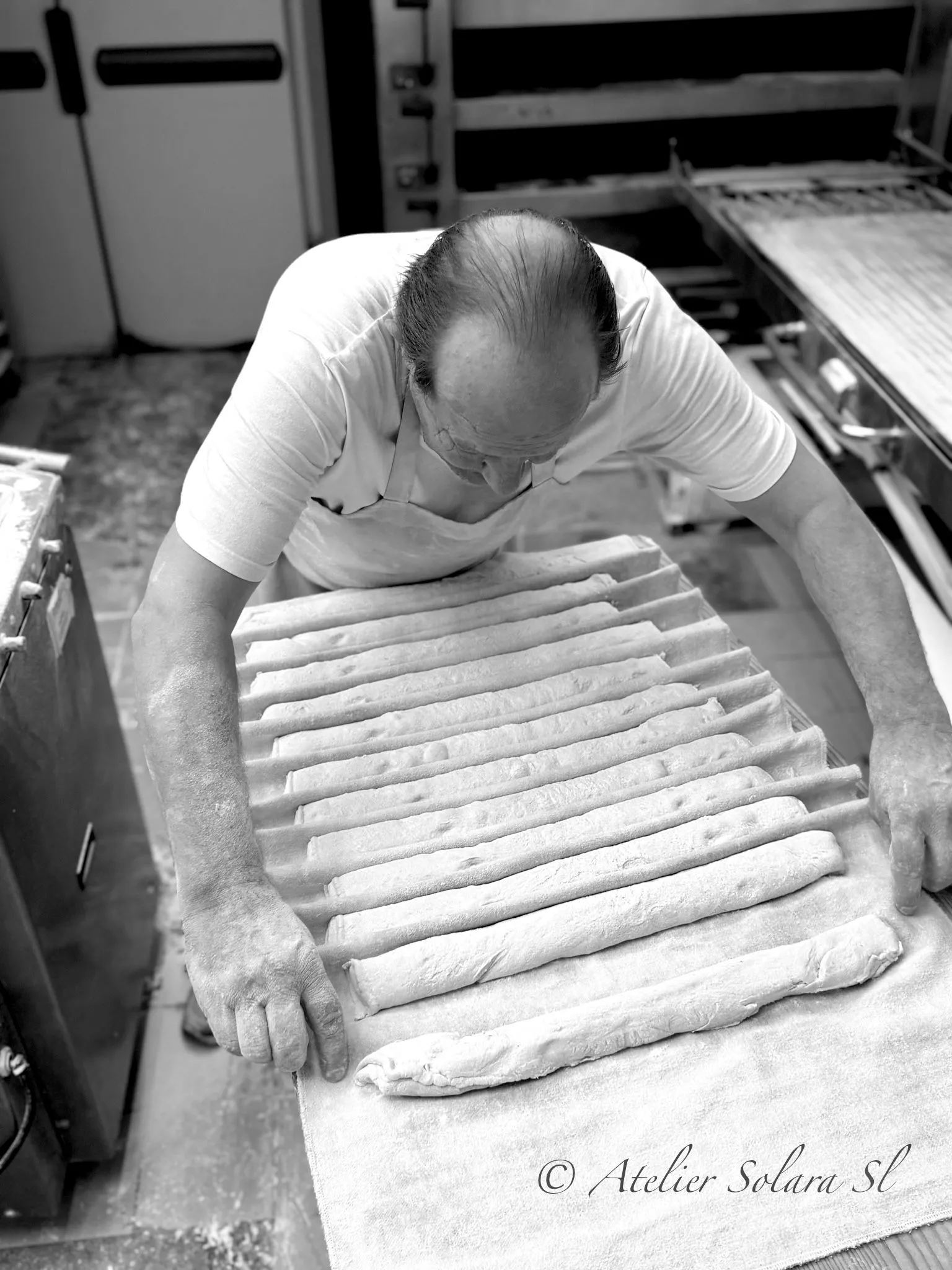 Thierry Goupil façonne des baguettes, en noir et blanc