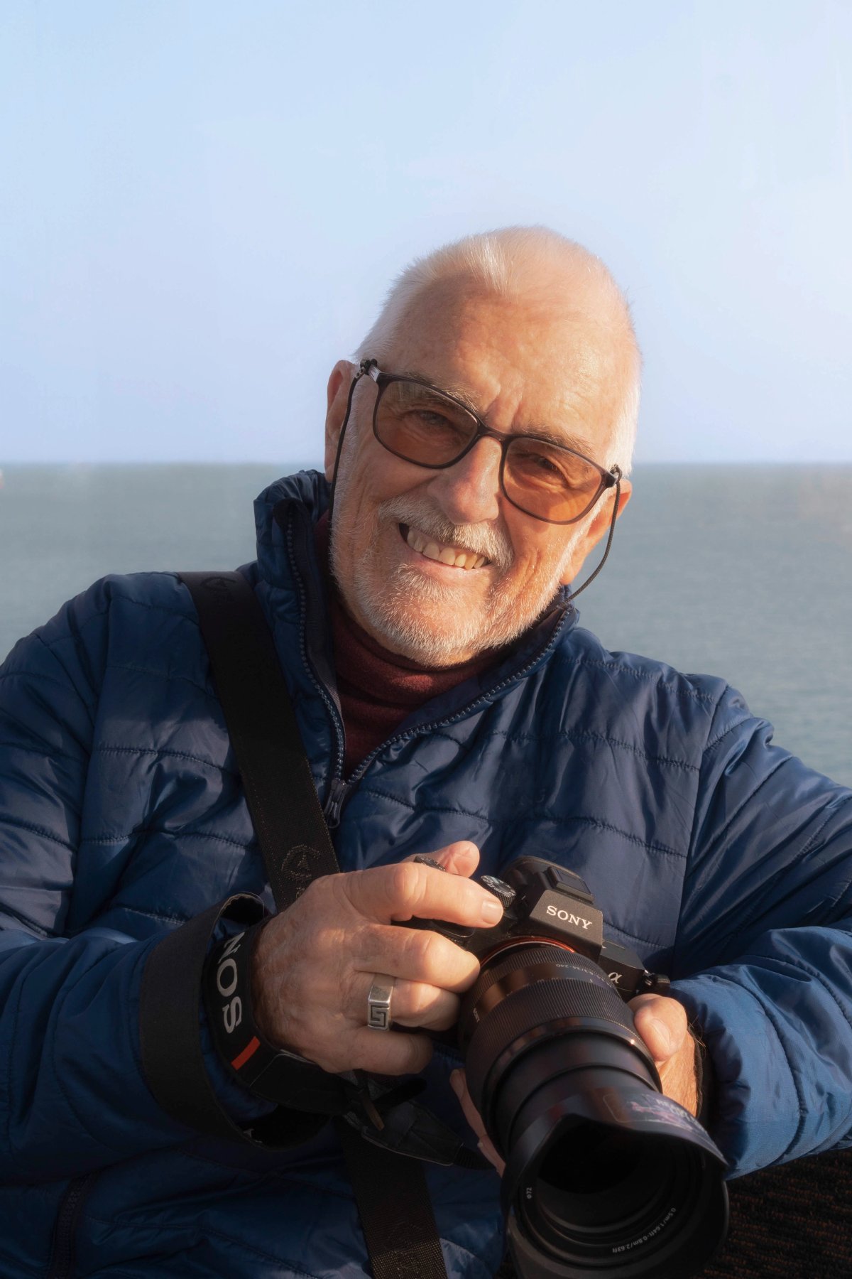 Len photographing with a mobile phone