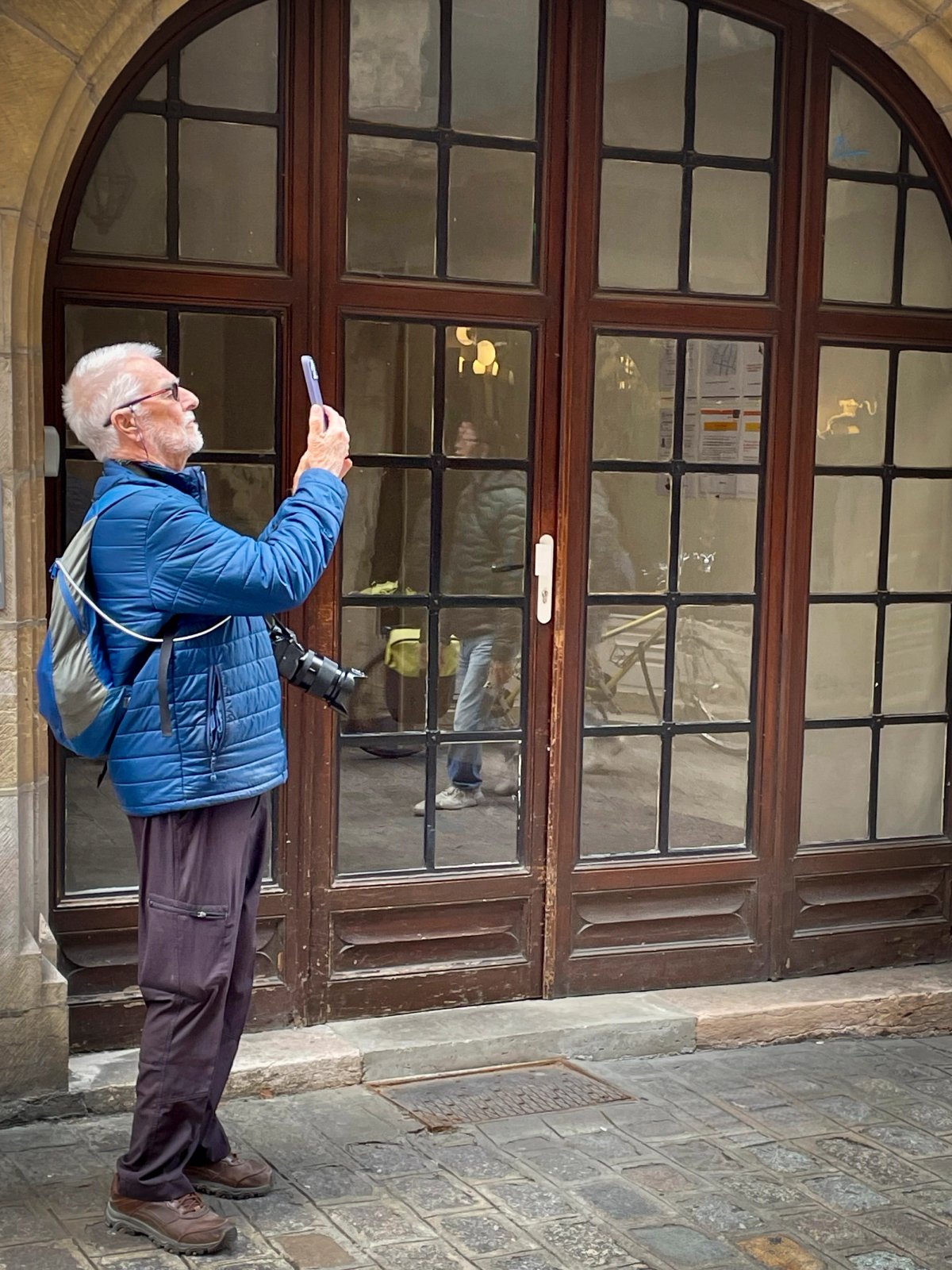 Len Phillips photographing while travelling 2