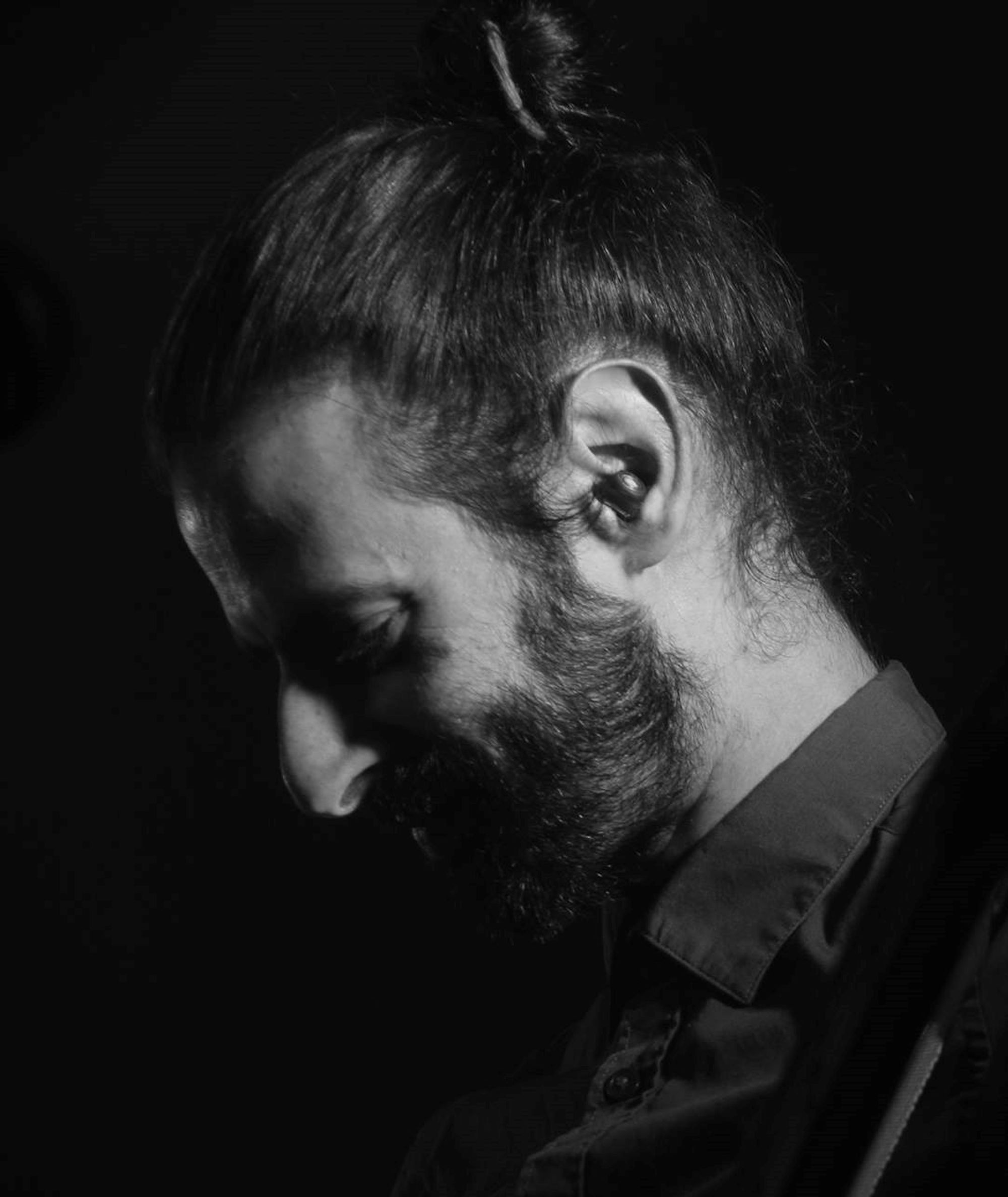 Jérôme, en noir et blanc, de profil