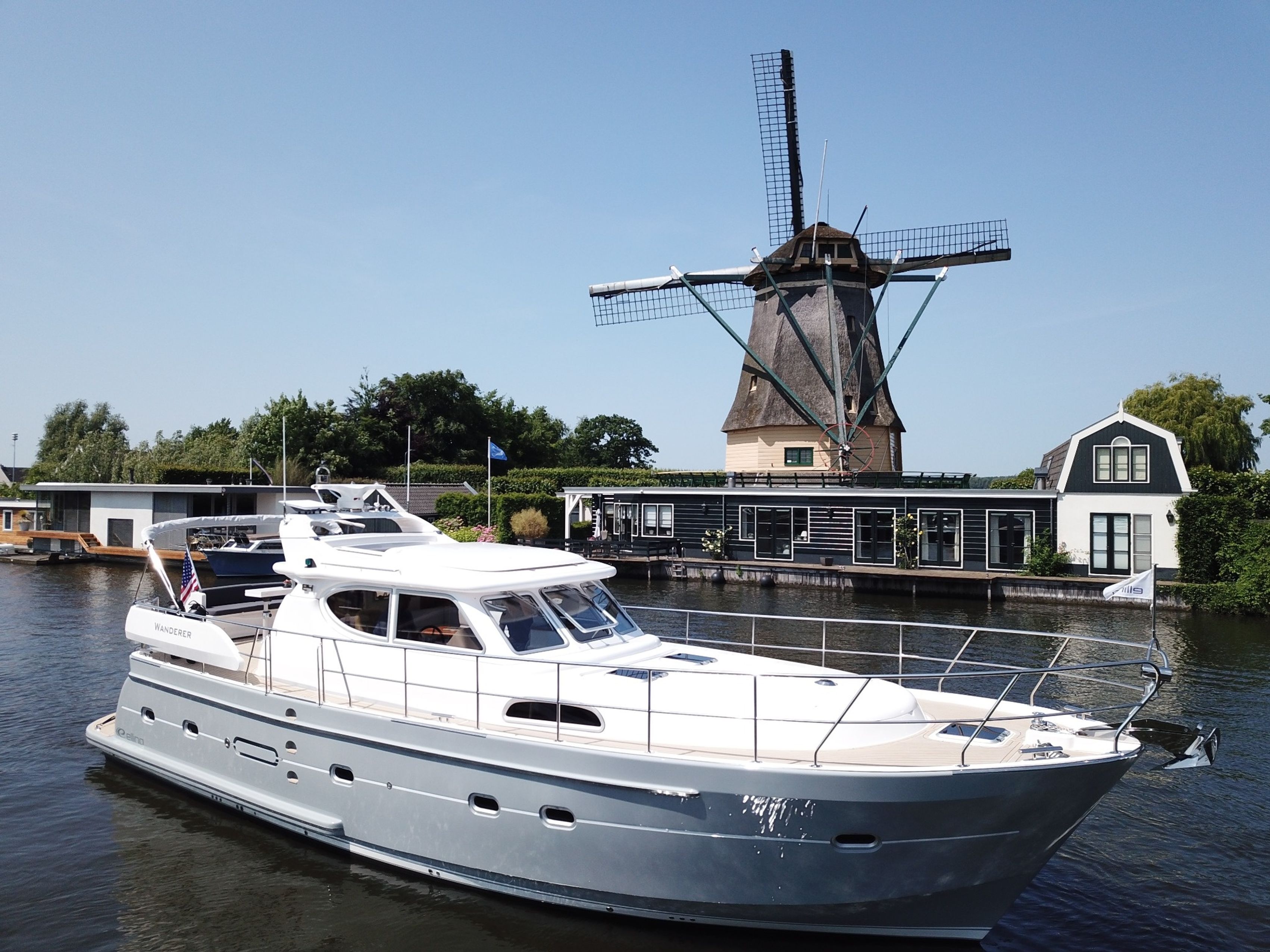 De vernieuwde Elling E4 op een Nederlandse rivier, met een rieten molen op de oever erachter