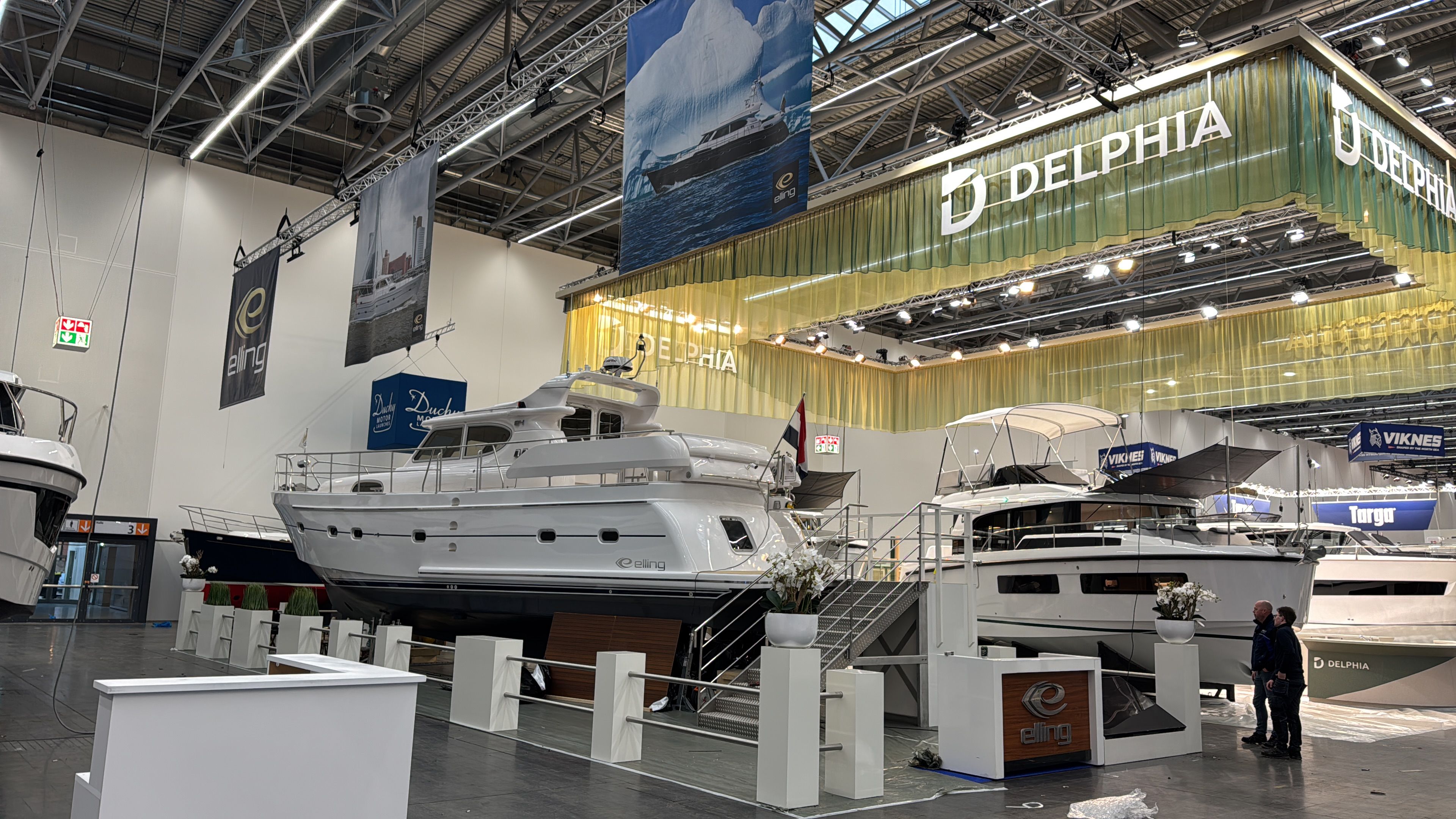 Een witte Elling op de stand van Elling in een hal van Boot Düsseldorf, onder hangende Elling-banieren