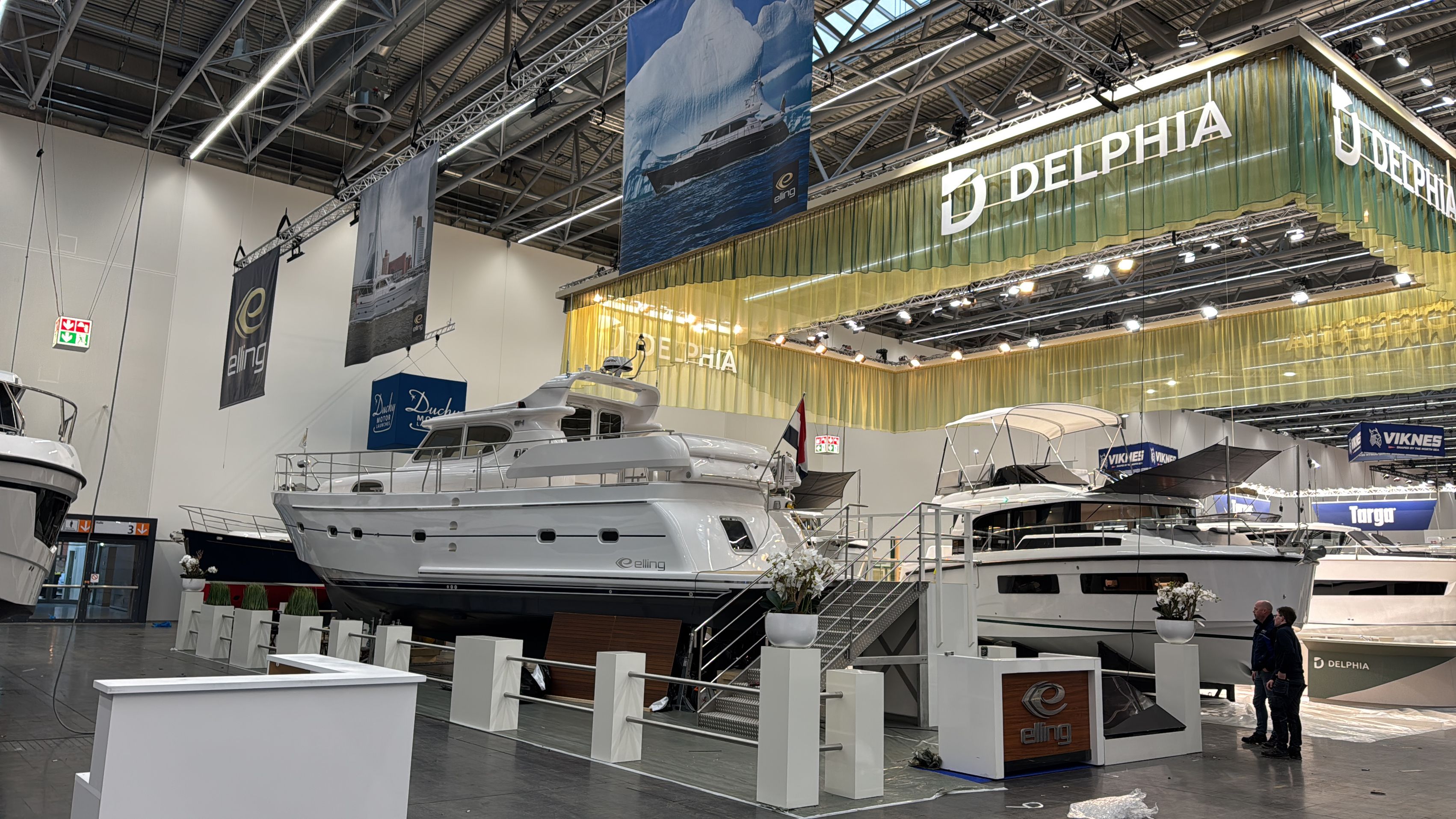 Een witte Elling op de stand van Elling in een hal van Boot Düsseldorf, onder hangende Elling-banieren
