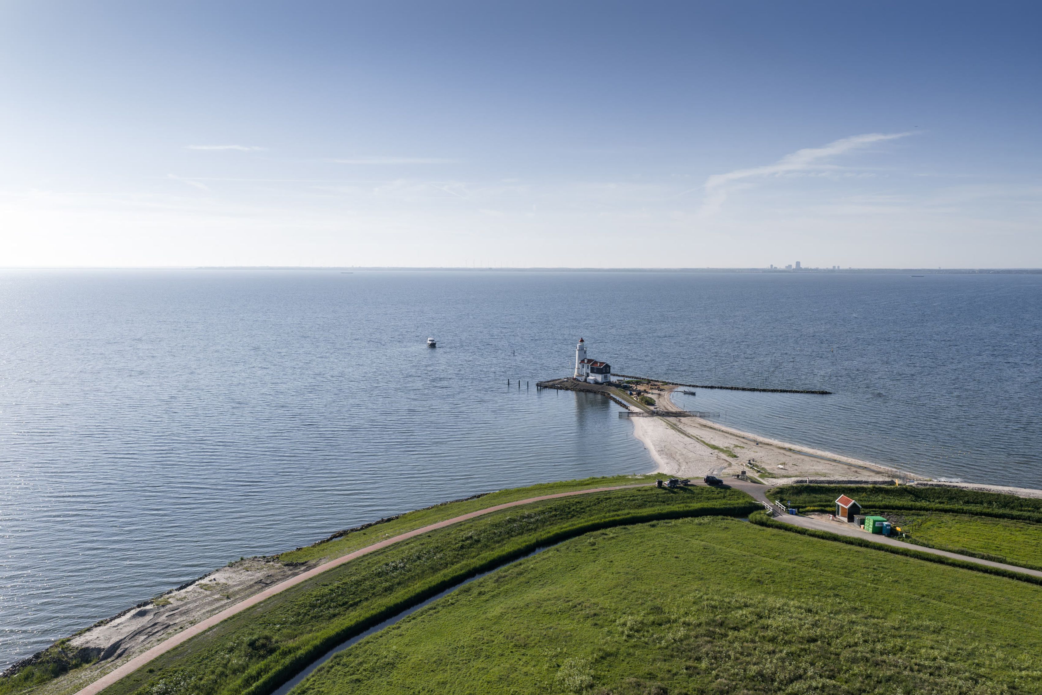 Het Paard van Marken aan het einde van de dijk, van bovenaf gezien met het Markermeer daarachter