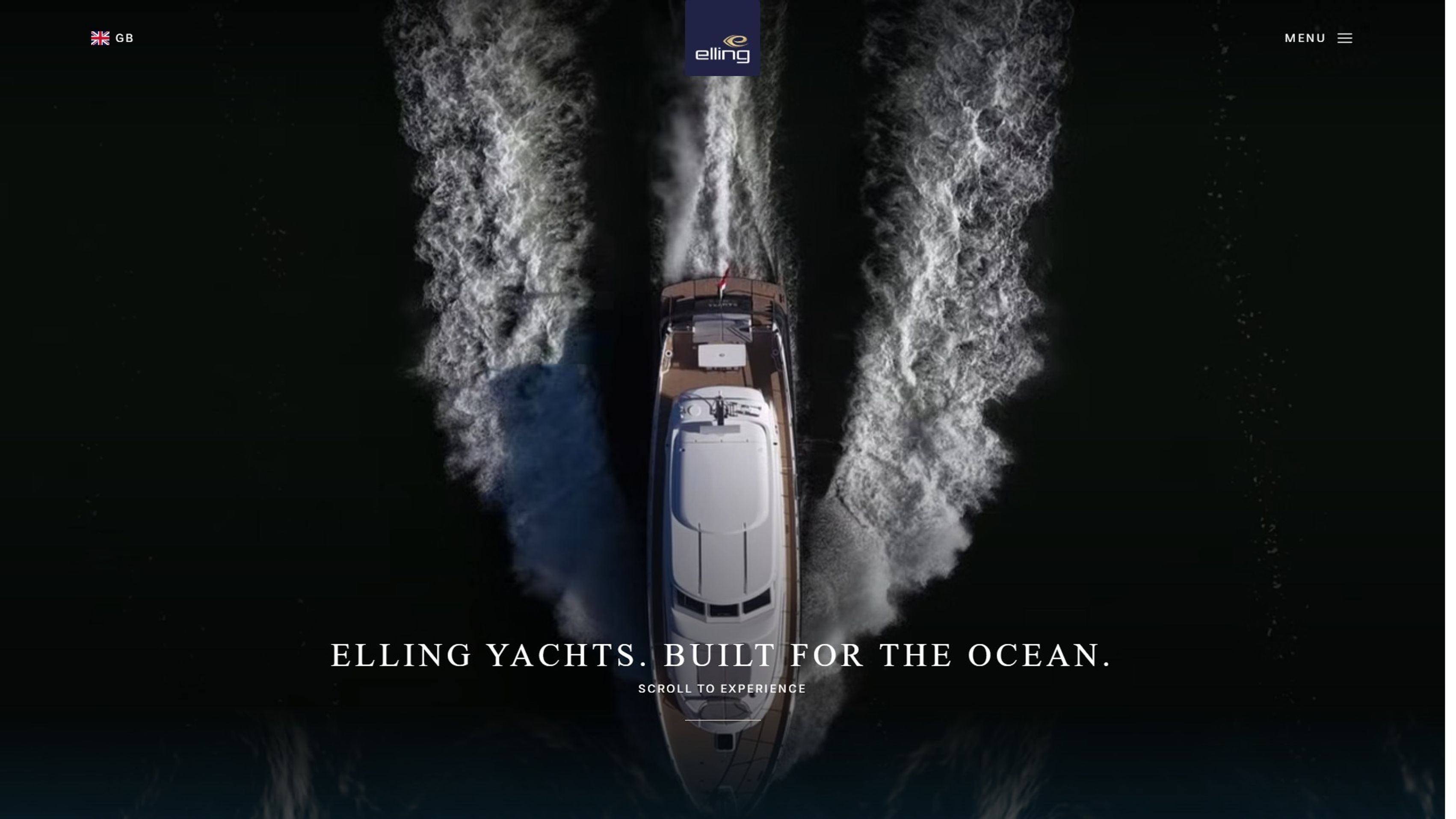 De nieuwe homepage van Elling Yachts: een Elling van bovenaf gezien, met een breed wit kielzog door donker water