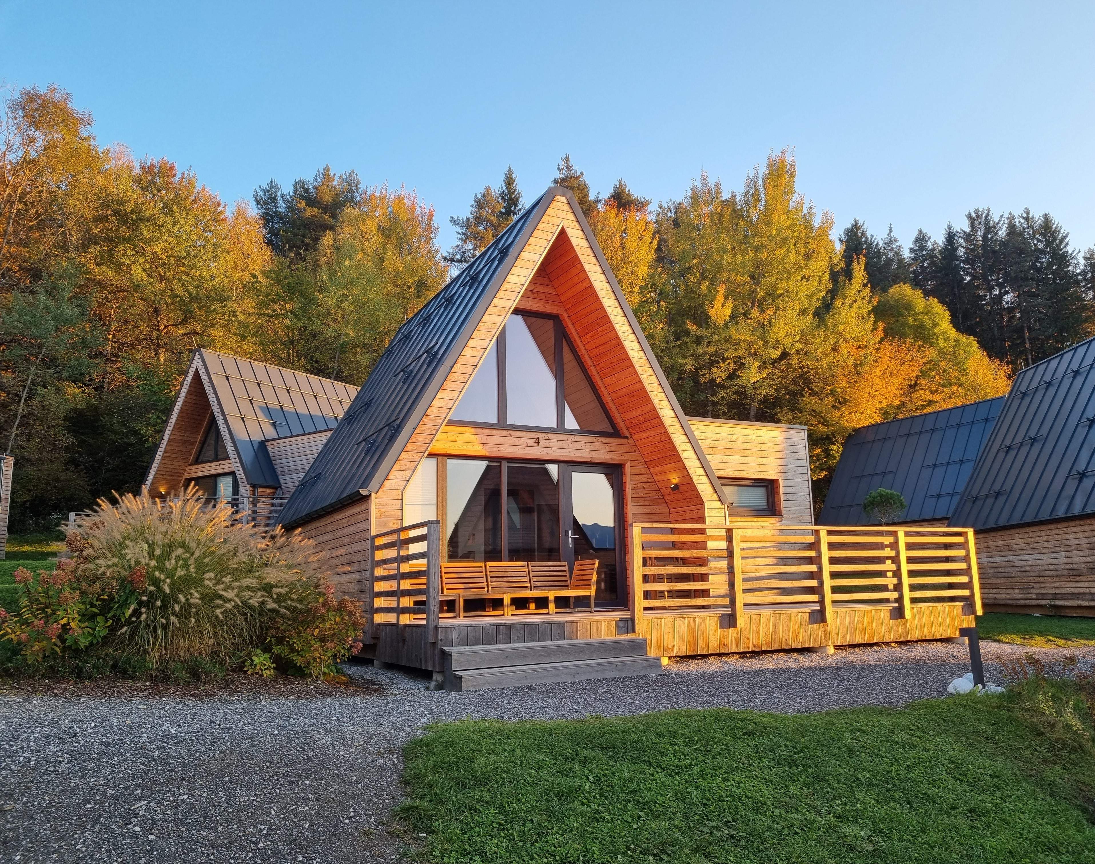 Chaletdorf im Herbst bei Abendsonne