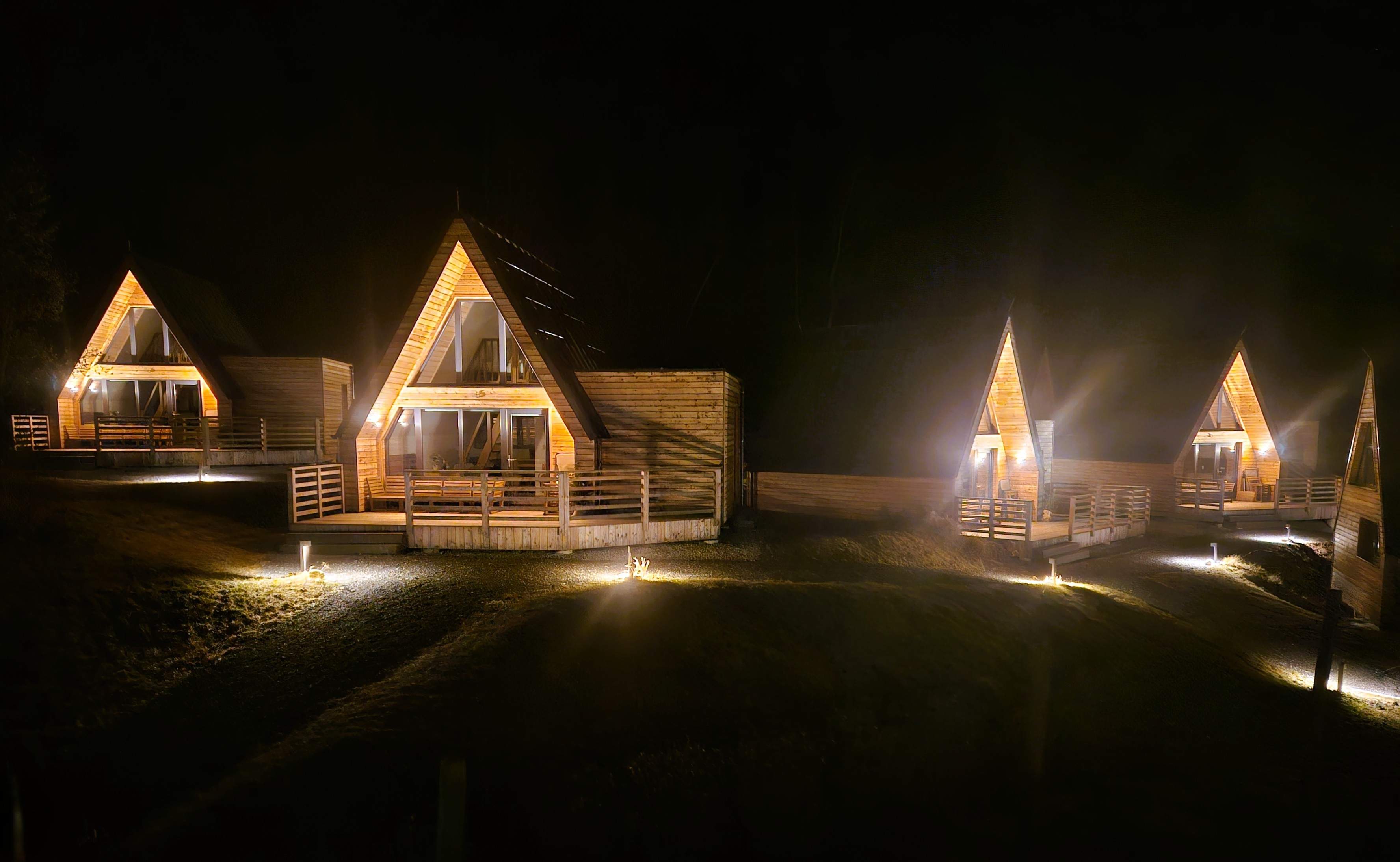 Chaletdorf bei Nacht