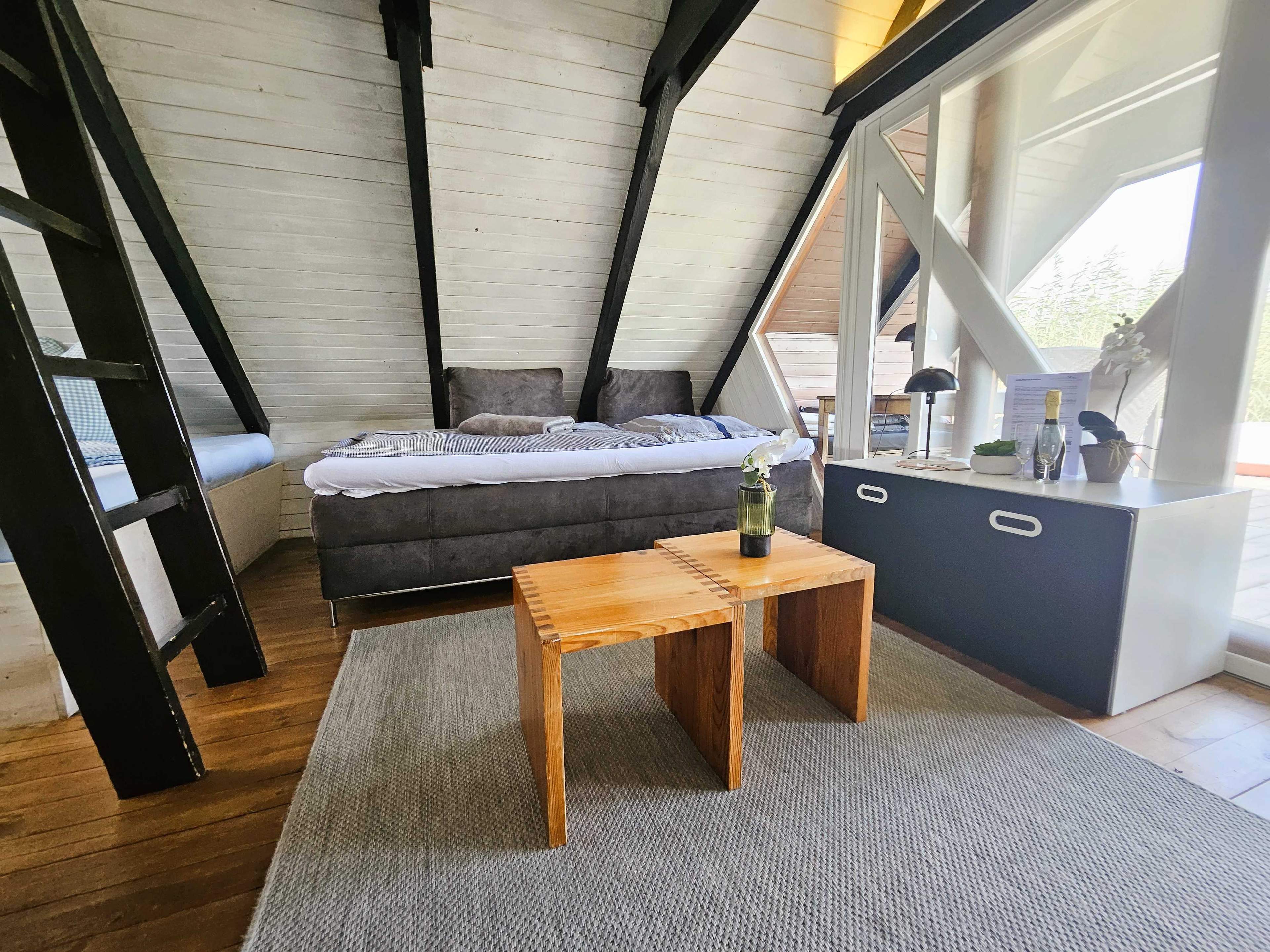 Wohnzimmer mit Box Spring Couch und Couchtisch