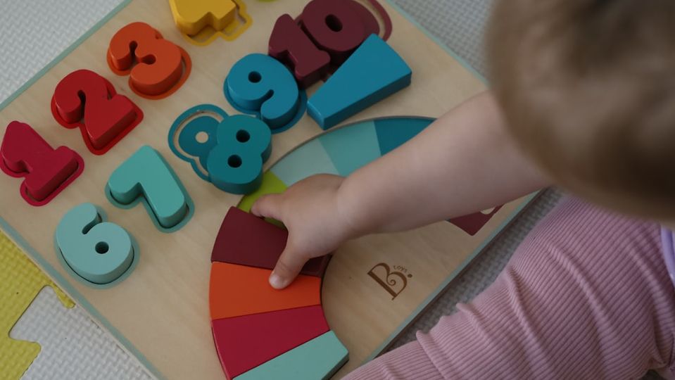 Illustration of teaching fractions to elementary students using visual models and manipulatives