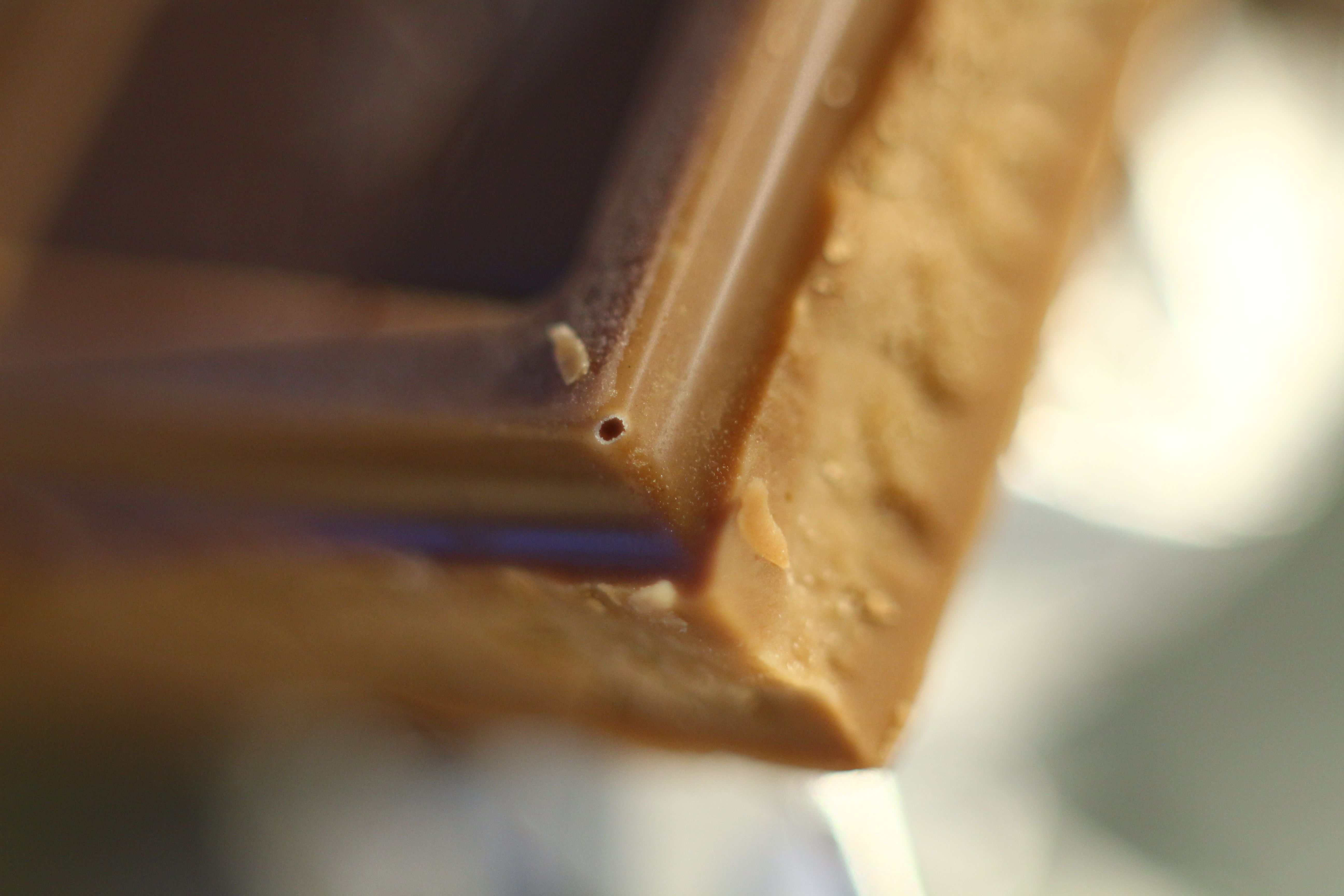 Несъвършенствата ни правят истински. Има несъвършенства, които са непростими, но има и такива, на които изобщо не обръщаме внимание, като тези на шоколада. Той е едно от съвършените сладости при истинските горчилки в живота.