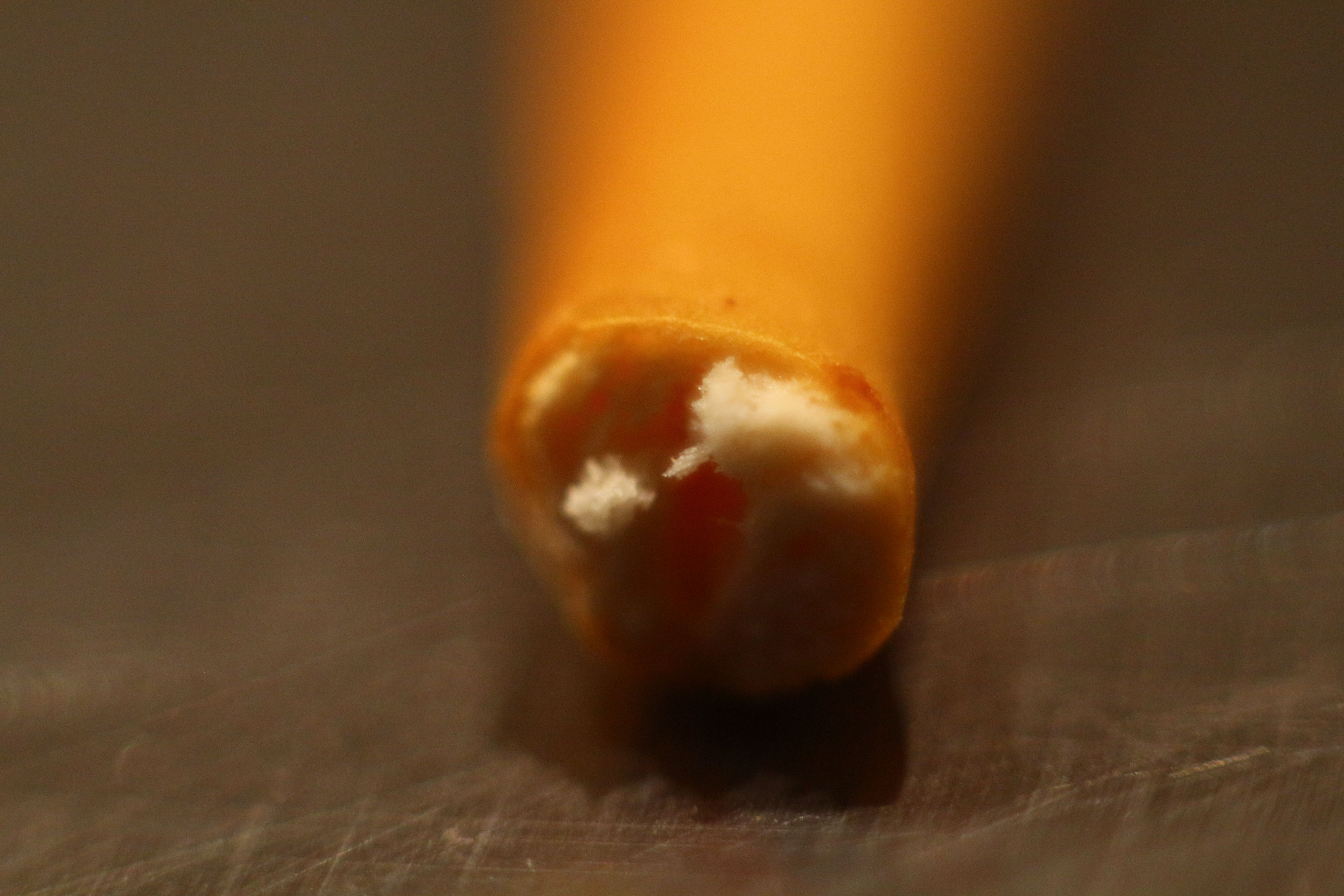 Фрагменти от заобикалящия ни свят или как всяко нещо около нас има своите забележителни детайли - това са моите фотографии, с които ще разнообразявам погледа ви. Ето я и първата снимка - нещо, което децата обичат както да държат между двата си пръста, когато имитират възрастните, така и да хрус - хрусват.