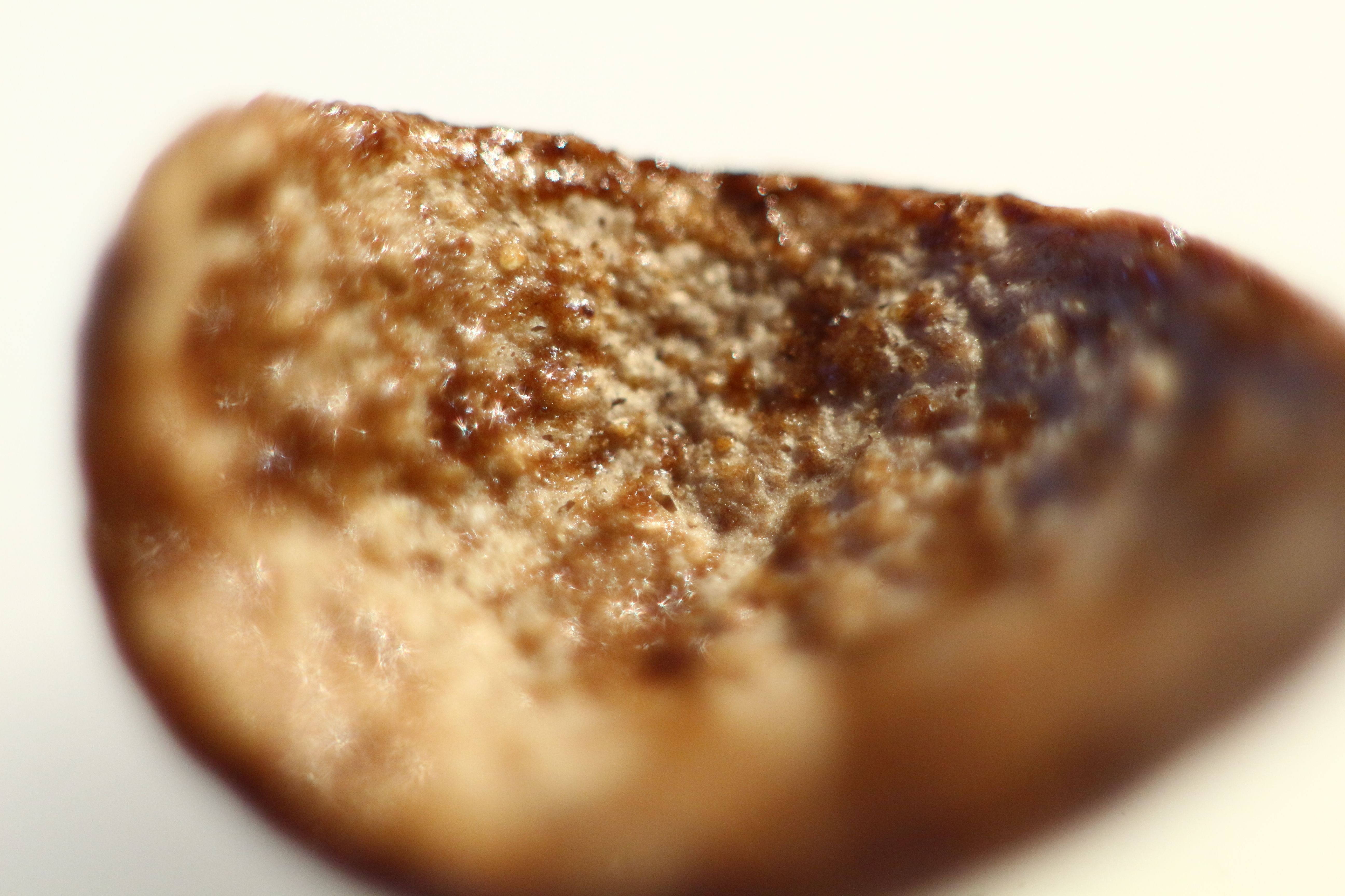 Прилича на космическа отломка или друго нещо прегоряло, но ... с такива люспички доста деца закусват всяка сутрин. Те са сладки, какаови и обичат мляко.