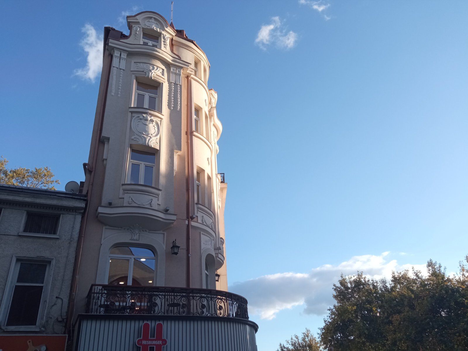 След грижите от изминалия ден Пловдив с достолепие посреща залеза.