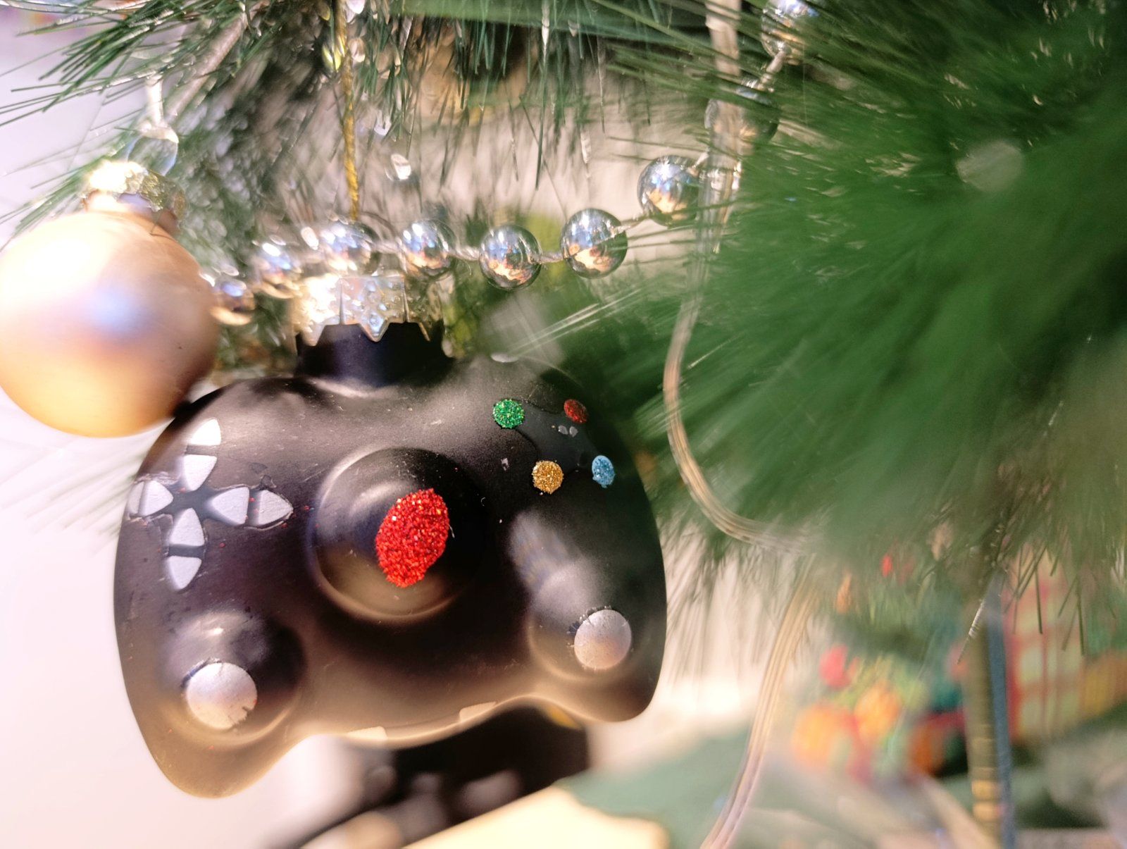 Играта на децата около елхата