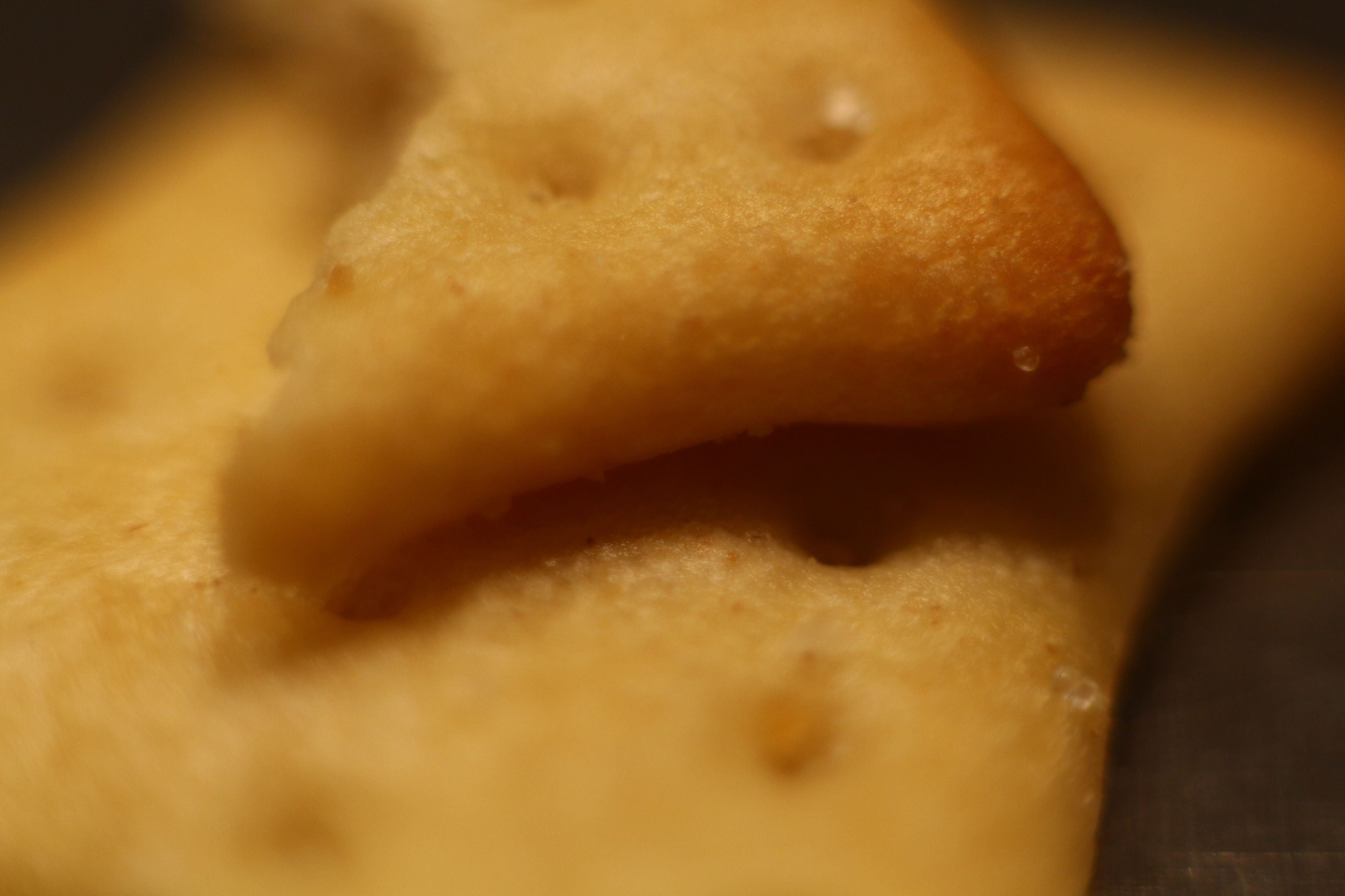 Близък план на златистия приятел на бирата. Кое усещате първо солта, хрупкавостта, или бирата?