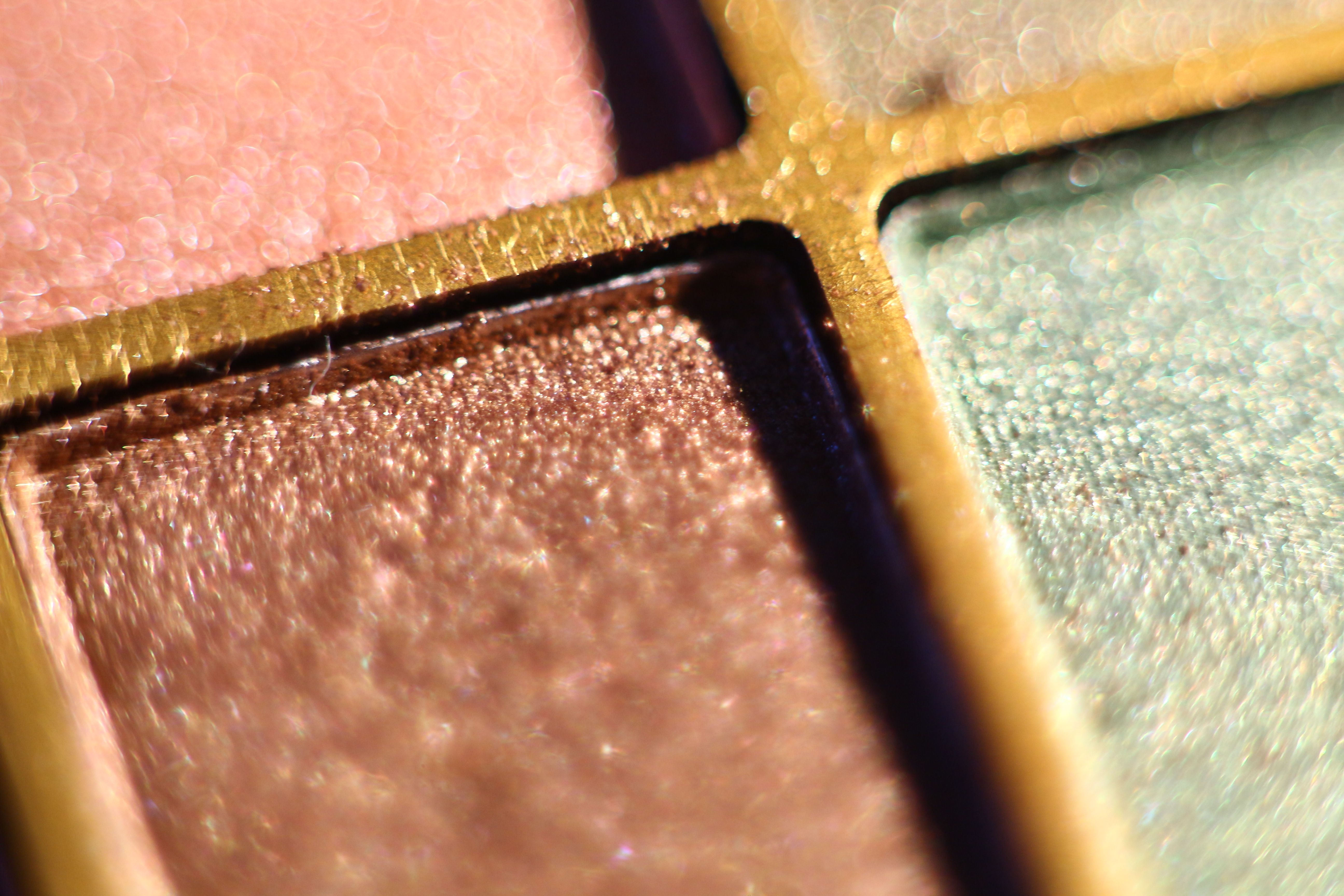 Всяка дама да не забравя за блясъка в очите си! Ако не е любовта или виното, то сенките за очи също ще помогнат, но най-важна е грижата за себе си!