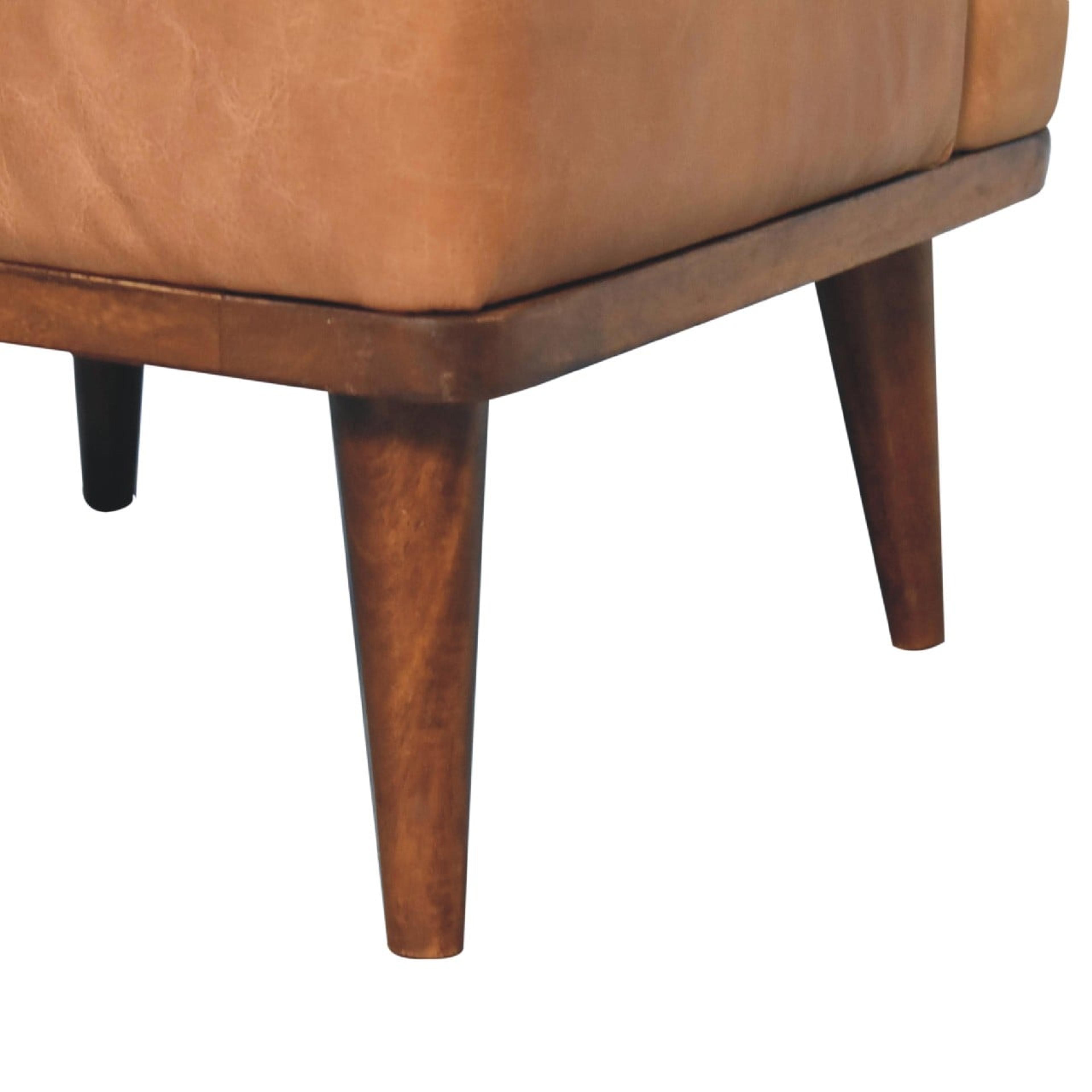 Låg armlös fåtölj i ljusbrunt buffelläder med ben i nordisk stil