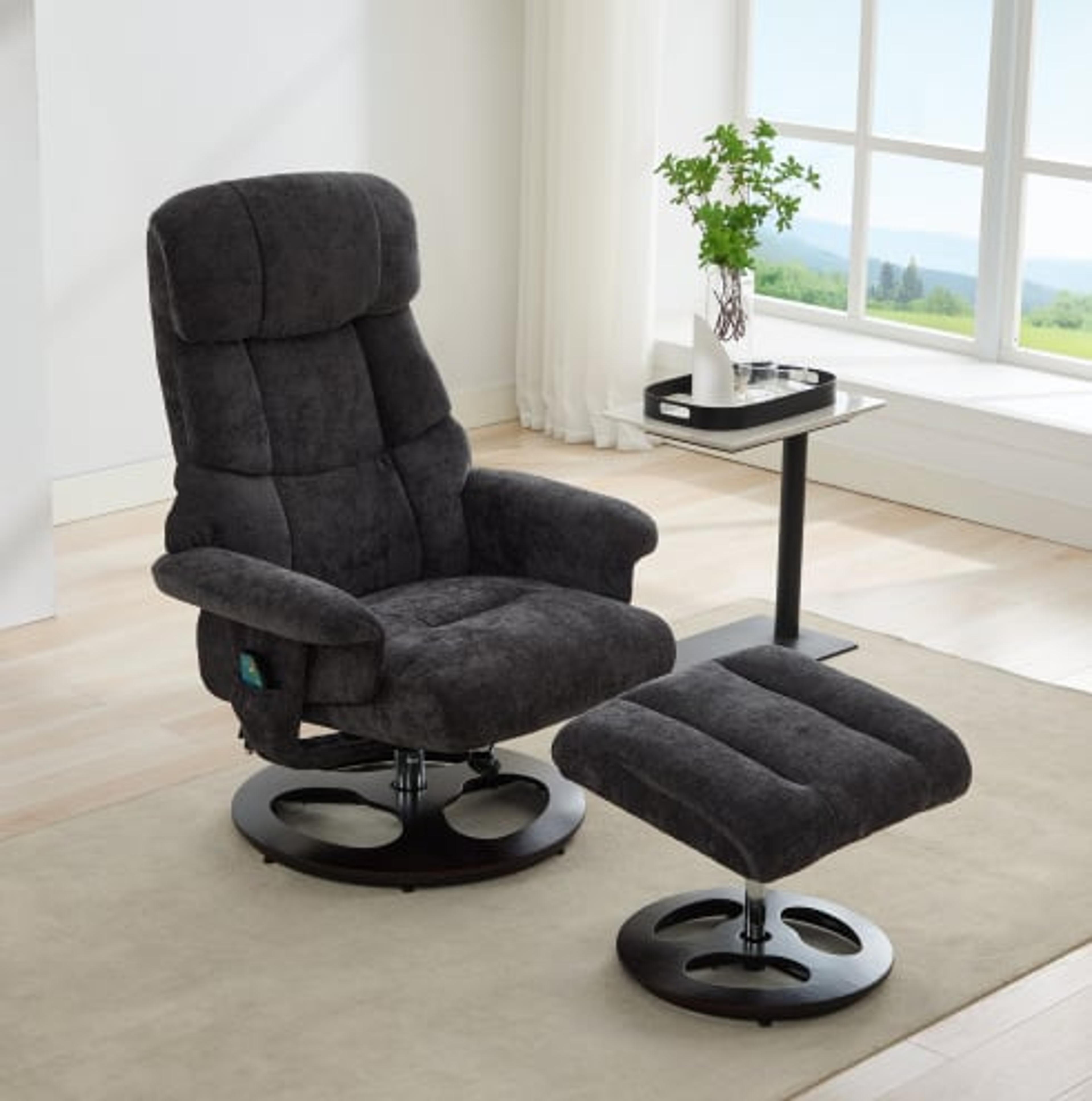 Vit recliner i mikrofibertyg med fotpall i ett ljust vardagsrum