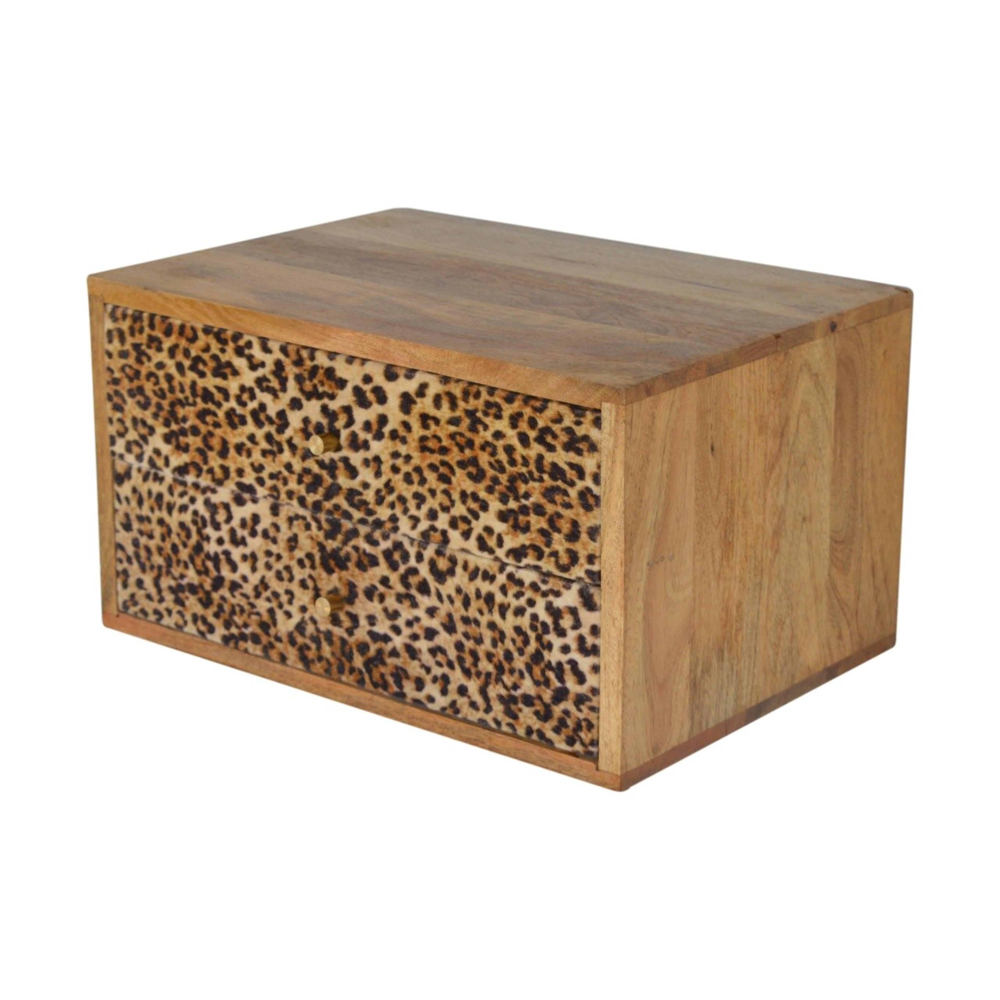 Väggmonterat sängbord i ljust mangoträ med lådfronter i leopardmönster