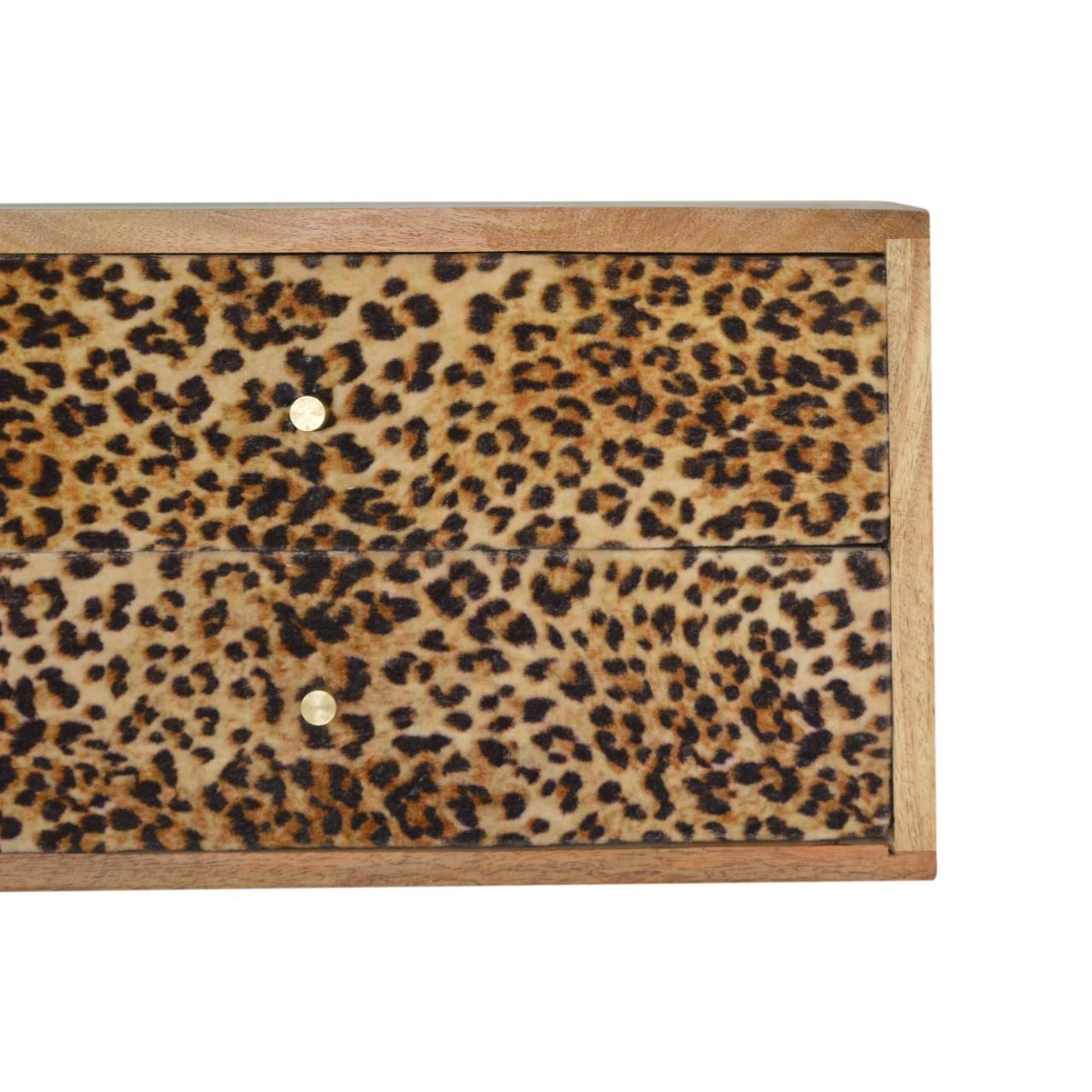 Väggmonterat sängbord i ljust mangoträ med lådfronter i leopardmönster
