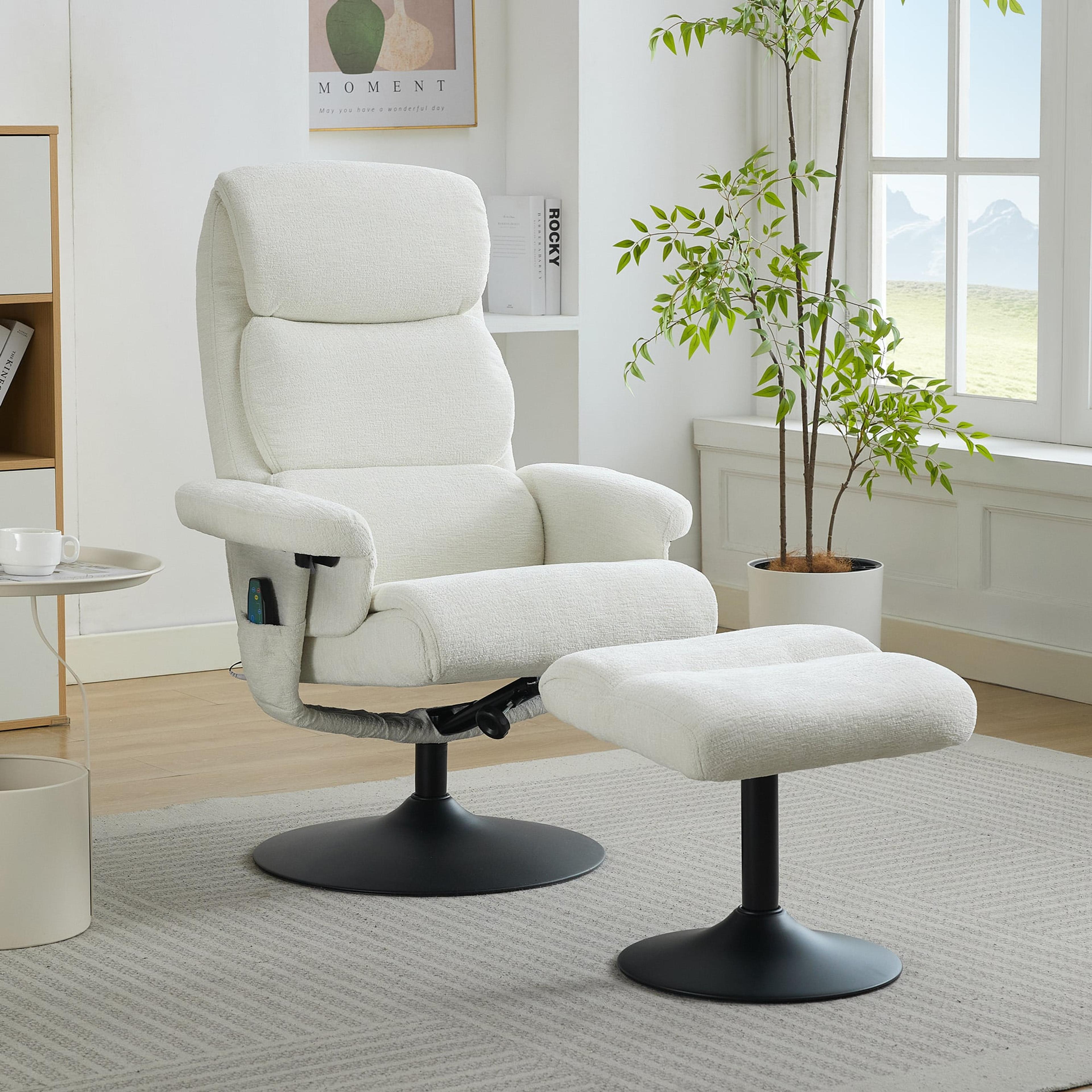 Vit recliner i mikrofibertyg med fotpall i ett ljust vardagsrum