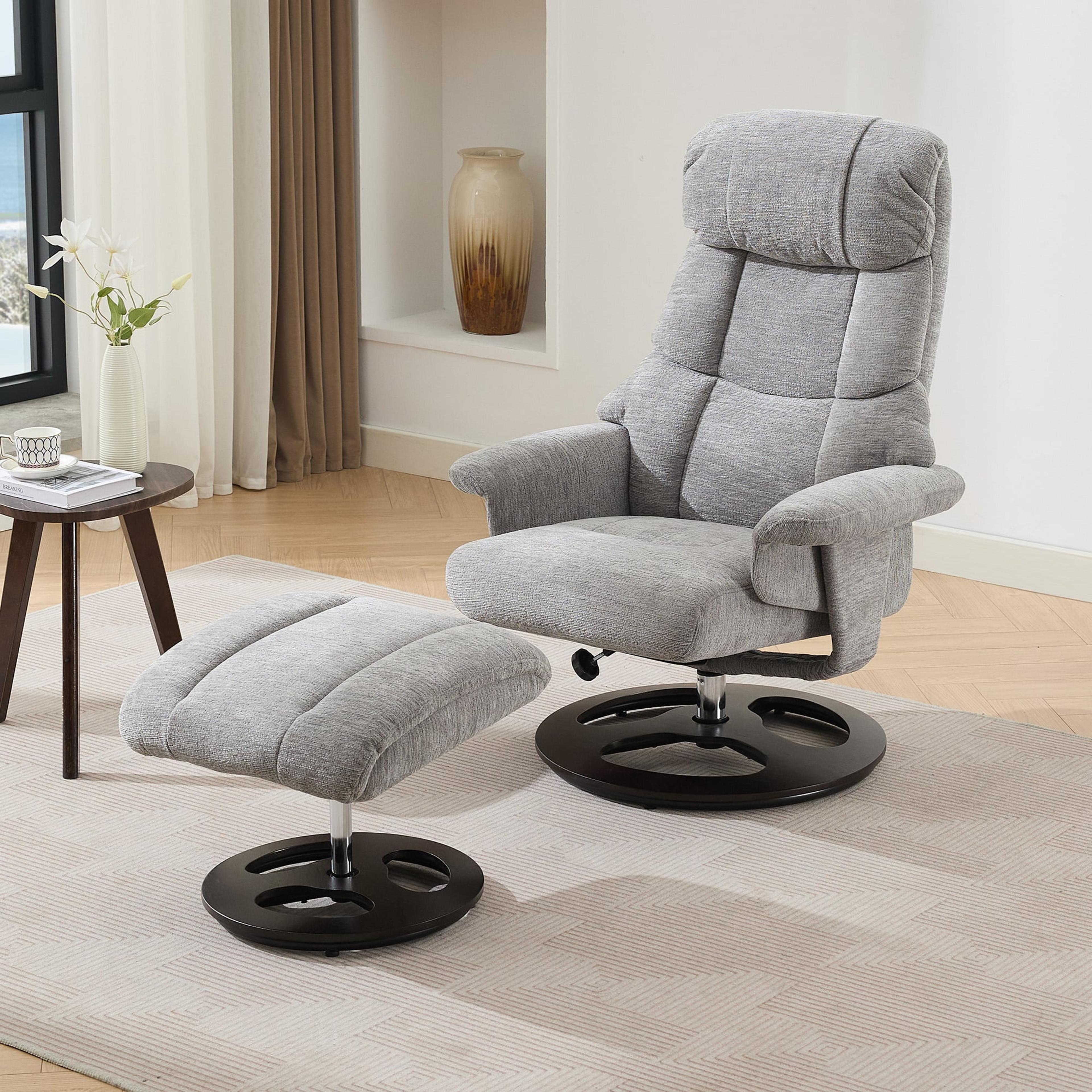 Vit recliner i chenilletyg med tillhörande fotpall och rund fot i trä