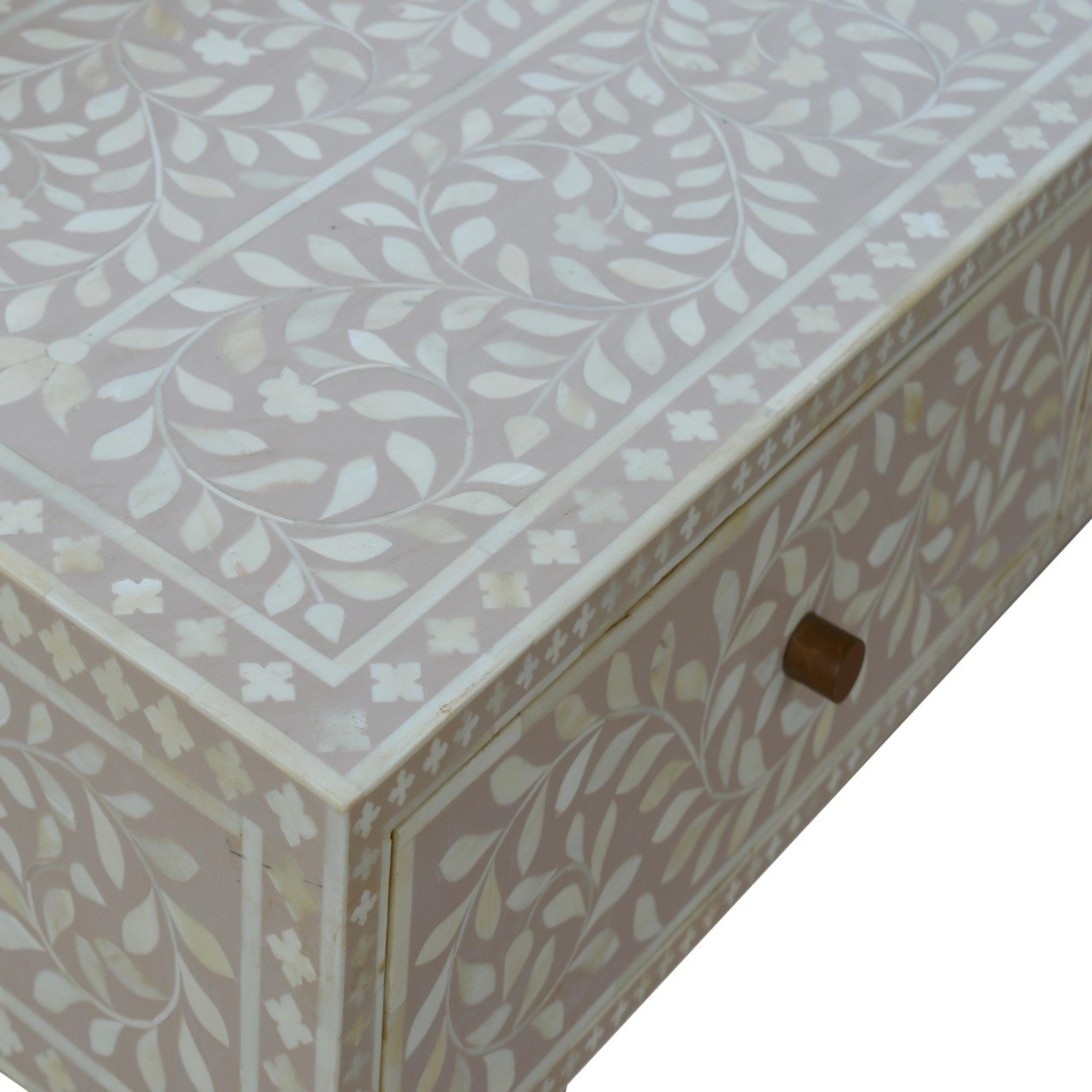Konsolbord i ljust trä med två lådor dekorerade med blommig benintarsia i taupe