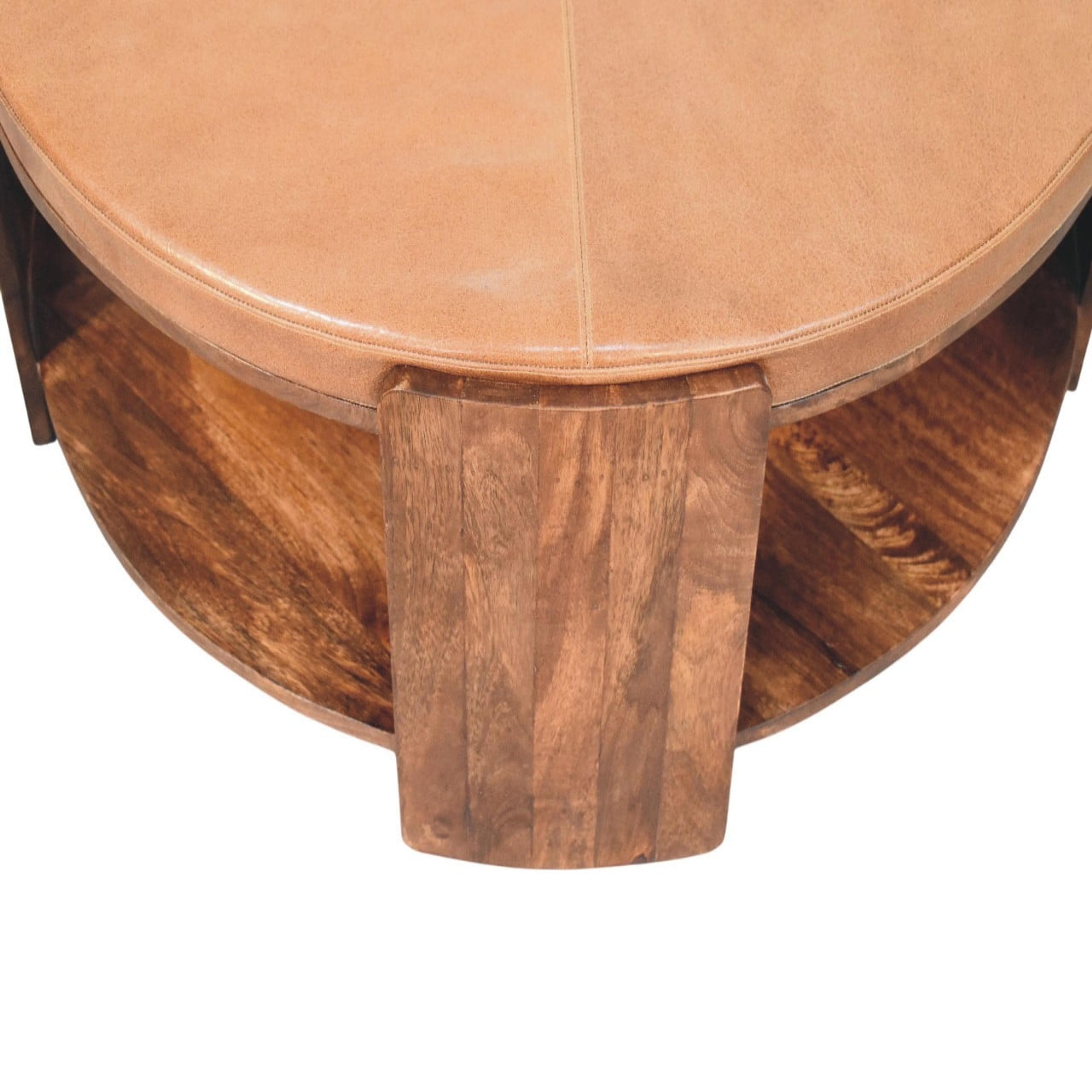 Runt soffbord med klädd lädertopp i brunt och hylla under skivan