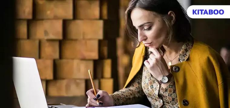 Business woman working blog